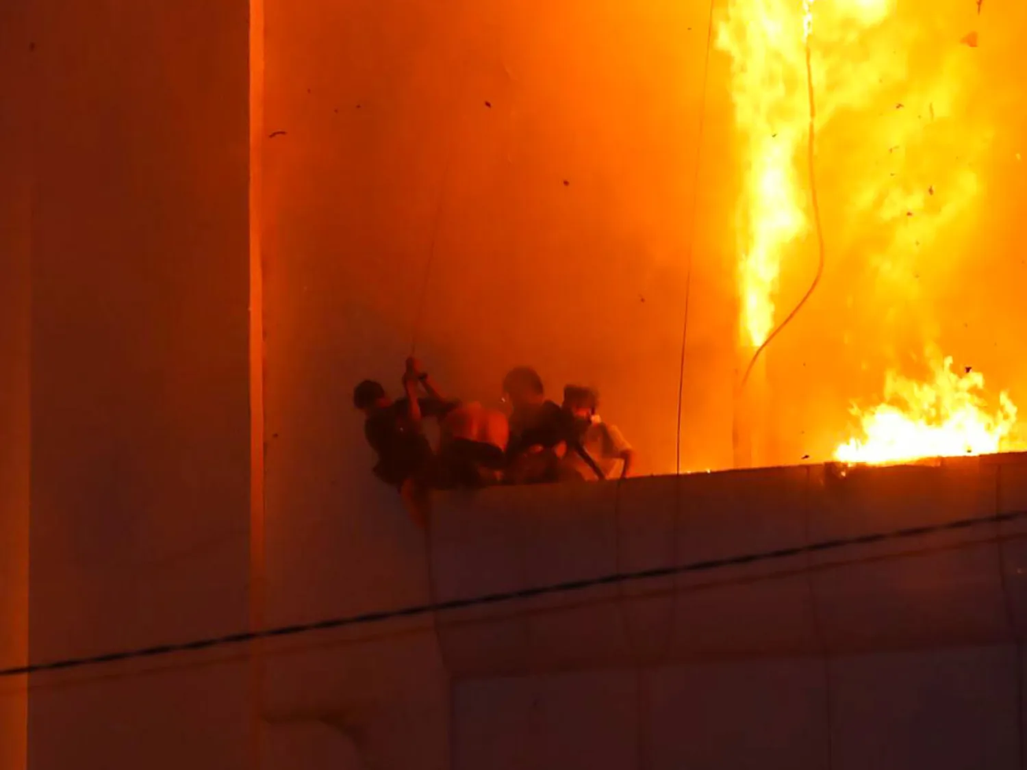 As many as 10 people have died in a massive fire at a hotel-casino on the Cambodia-Thai border. STR / AFP
