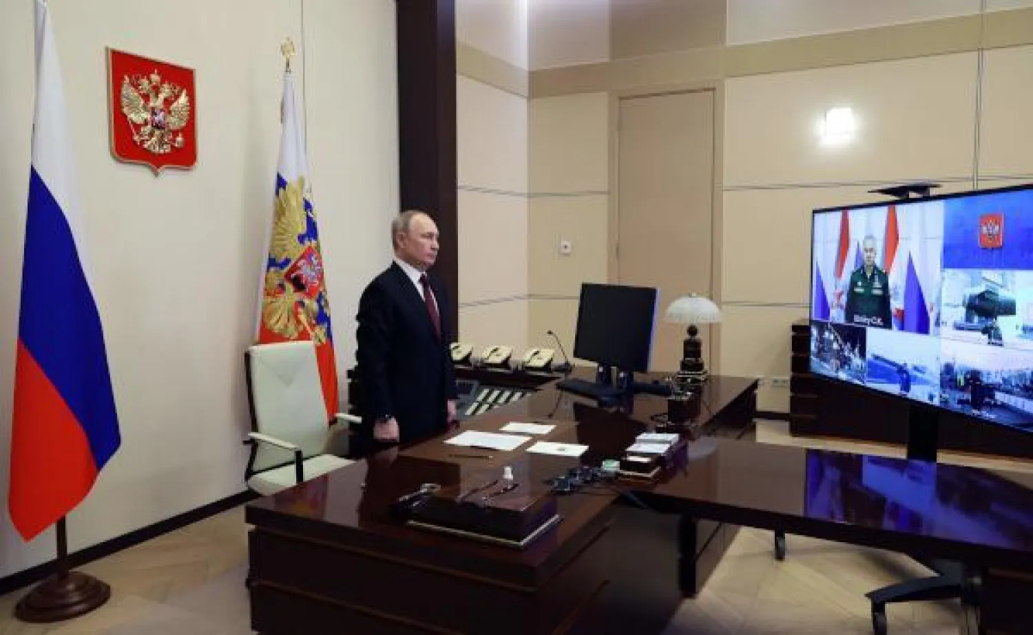 الرئيس الروسي فلاديمير بوتين خلال مشاركته في مراسم تشغيل سفن حربية اليوم (أ.ف.ب)