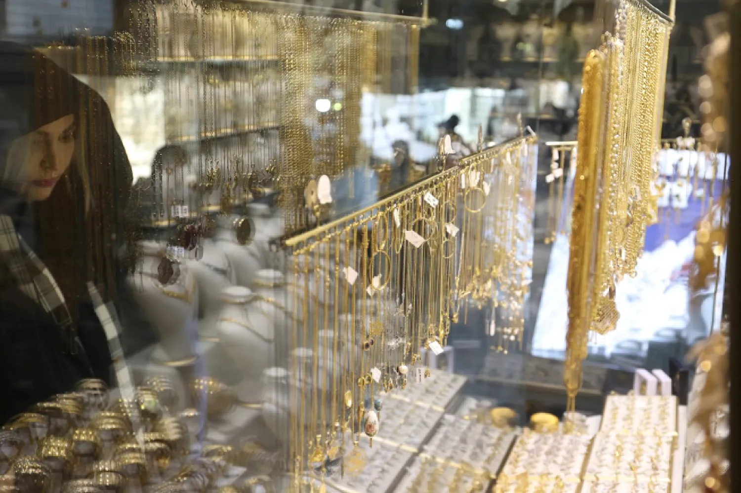 A woman views the showcase of a jewelry store in Tehran Bazaar, in Tehran, Iran December 25, 2022. WANA (West Asia News Agency) via Reuters