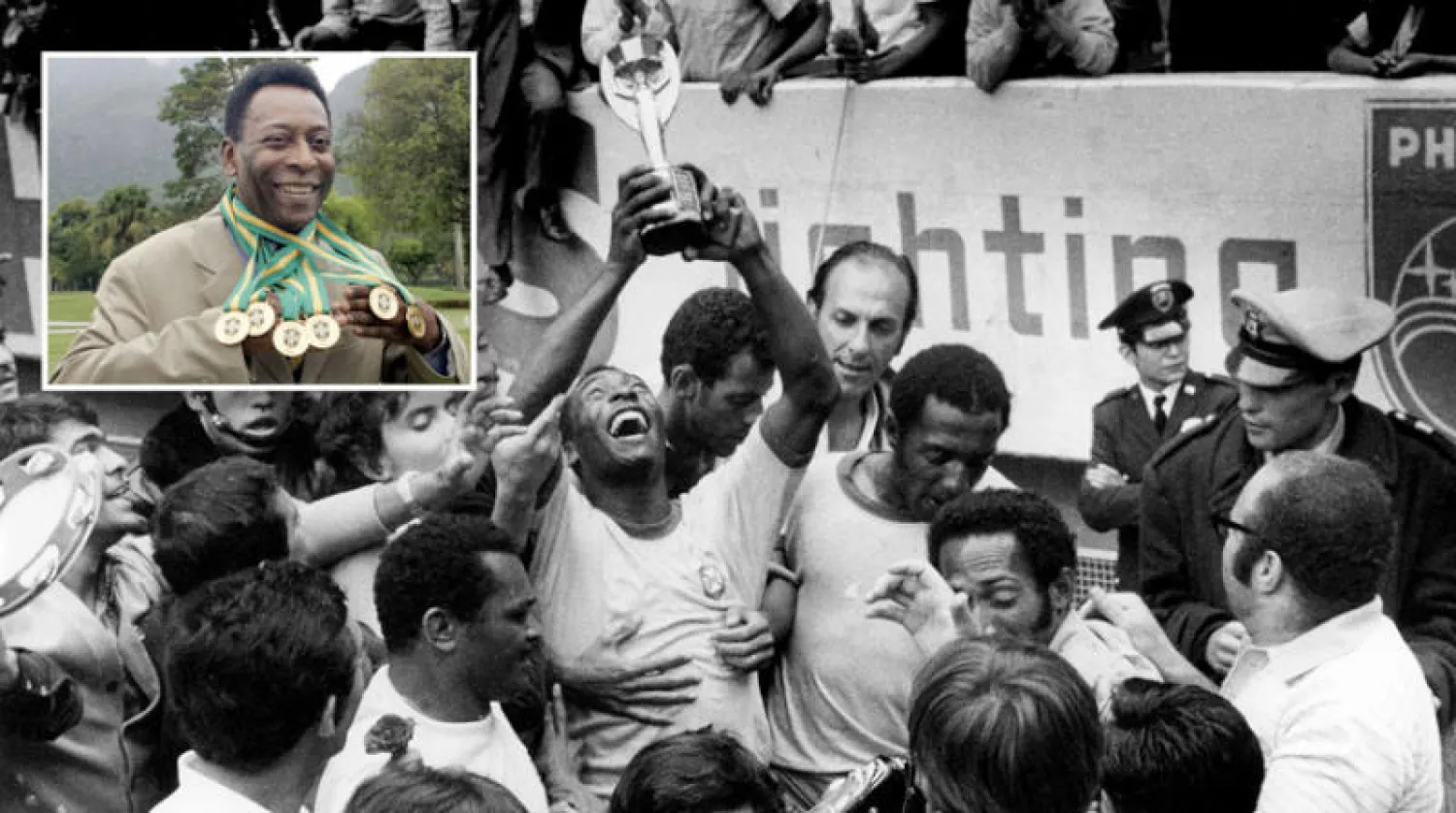 بيليه يحتفل مع رفاقه في المنتخب البرازيلي بعد الفوز على إيطاليا في نهائي كأس العالم في يونيو 1970 (غيتي) وفي الإطار يعرض 6 ميداليات برازيلية خلال حفل في ريو دي جانيرو (أ.ف.ب)