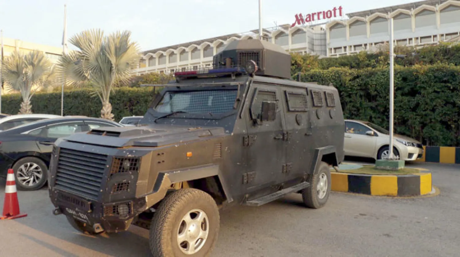 سيارة شرطة باكستانية خارج فندق ماريوت في العاصمة إسلام آباد بعد إنذار أمني بتهديد إرهابي (إ.ب.أ)