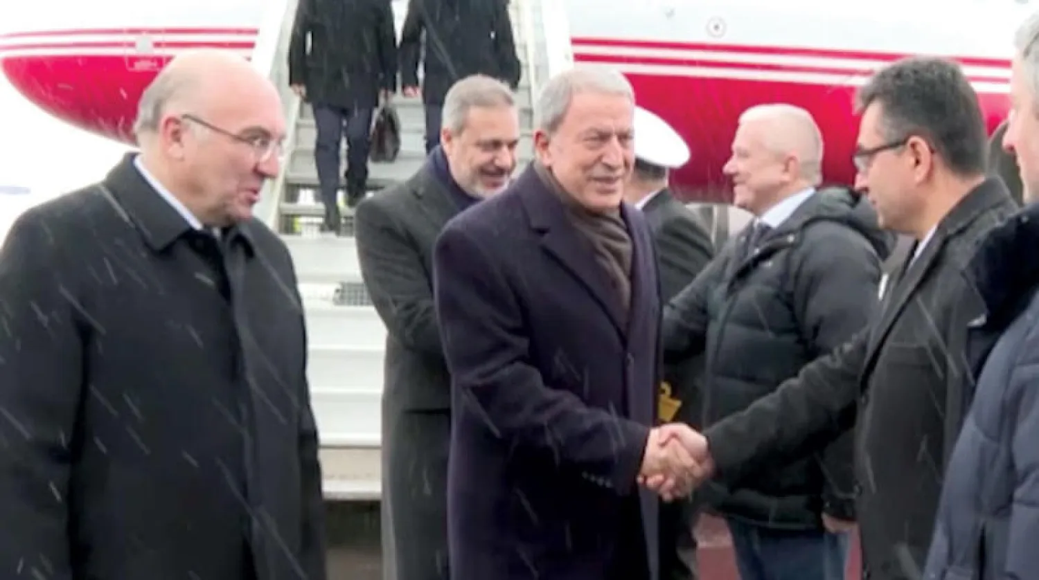 صورة نشرها موقع «آخر خبر» التركي لوزير الدفاع ورئيس المخابرات لدى وصولهما إلى موسكو (الأربعاء)