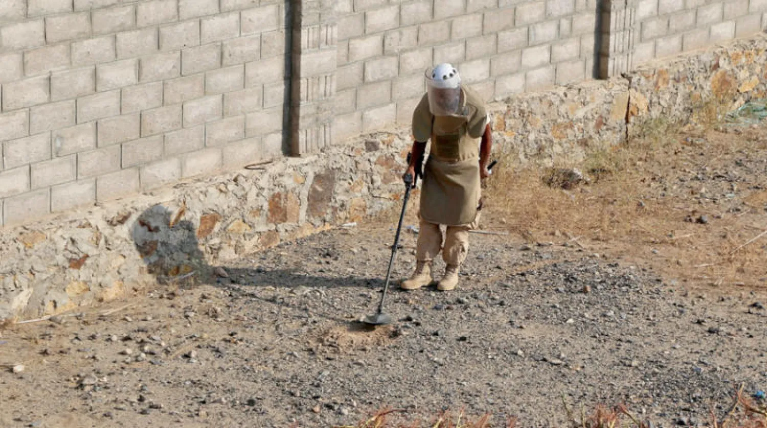 أحد العاملين في مجال نزع الألغام في منطقة الخوخة اليمنية المحررة من الحوثيين جنوب محافظة الحديدة (أ.ف.ب)