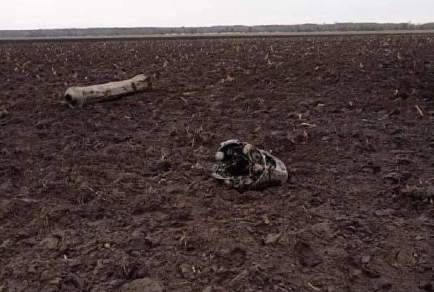 صورة شظايا الصاروخ التي نشرتها وكالة الأنباء «بيلتا»