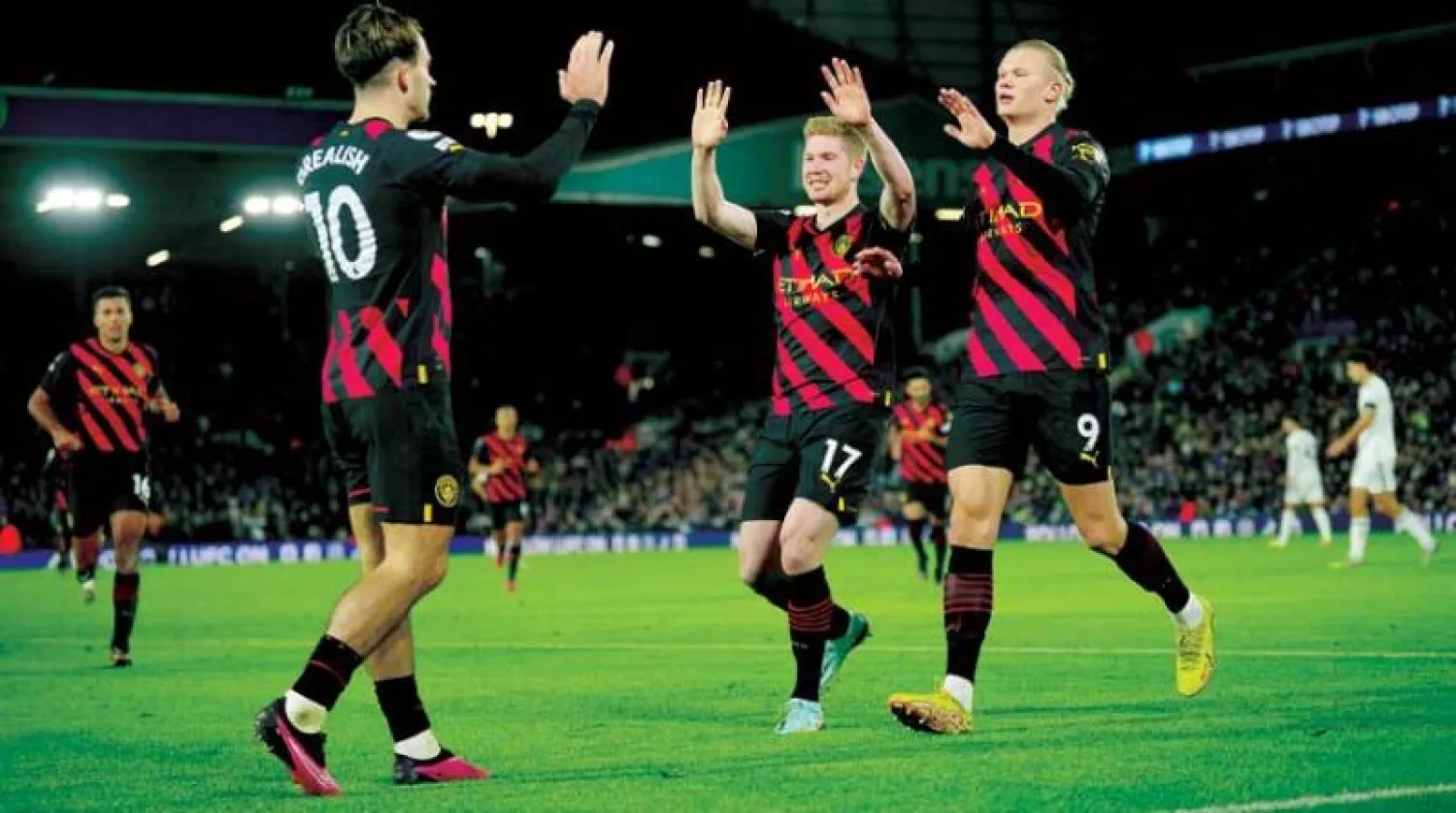 مانشستر سيتي وفرحة الفوز في ليدز (أ.ب)