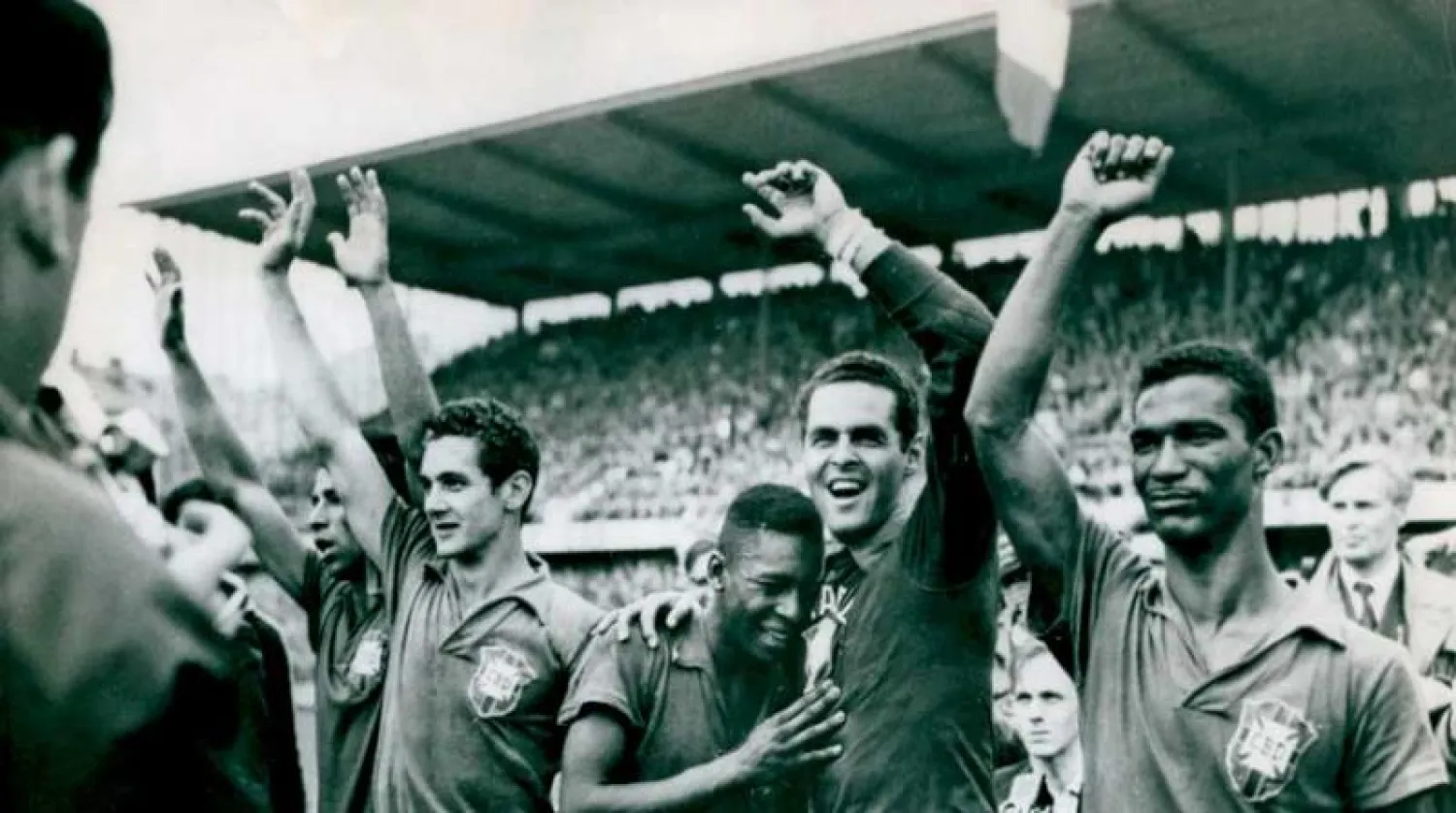 «اليافع» بيليه يبكي على كتف الحارس العملاق سانتوس بعد الفوز بمونديال السويد عام 1958 (أ.ب)