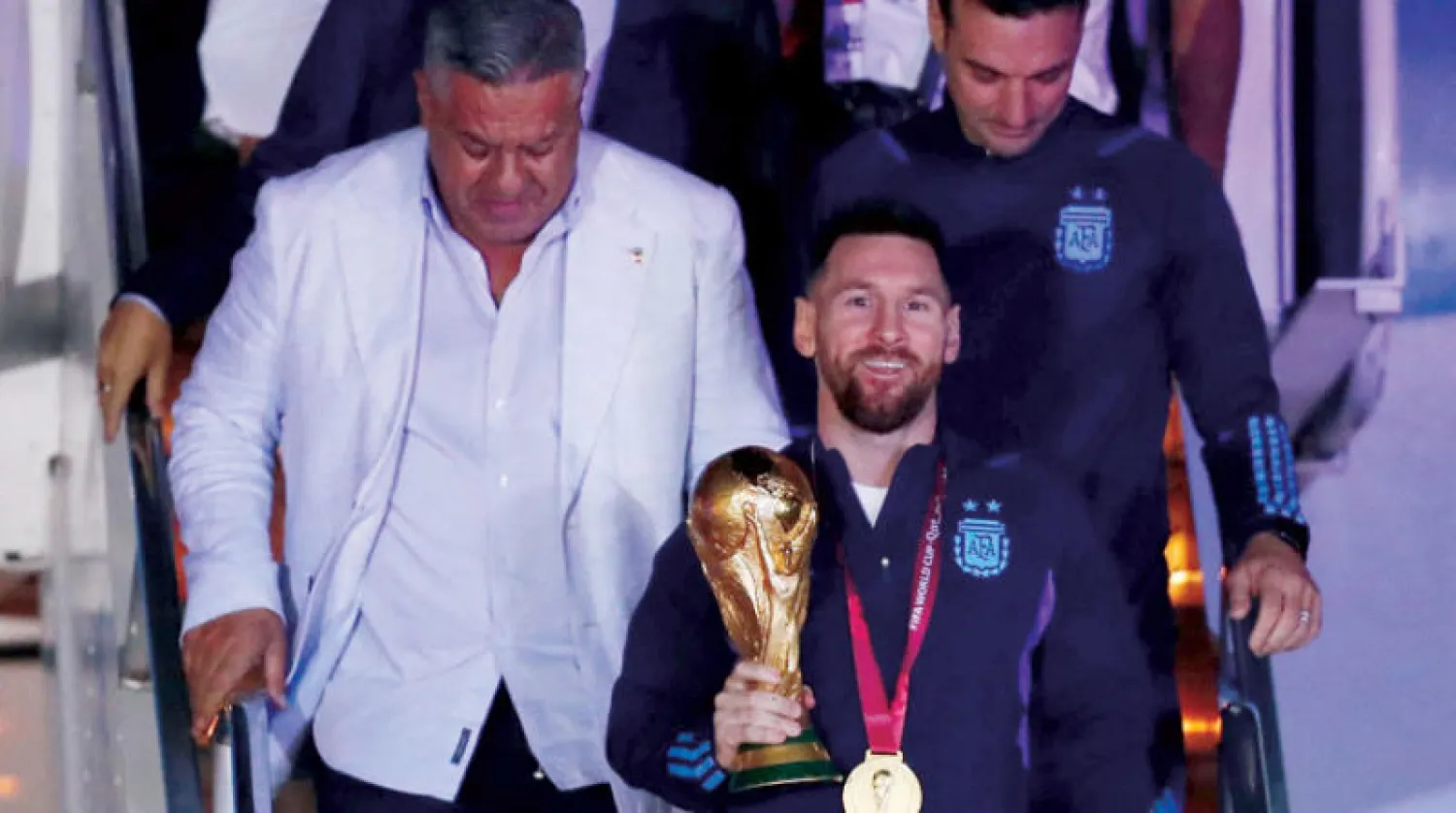 ميسي يعود من قطر ومعه كأس العالم  (رويترز)