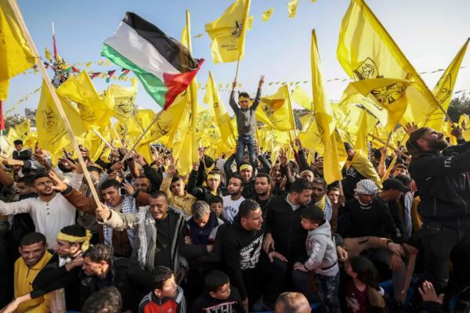 حشود فلسطينية في المهرجان الذي أحيته اليوم حركة «فتح» في غزة احتفالاً بالذكرى 58 لتأسيسها (أ.ف.ب)