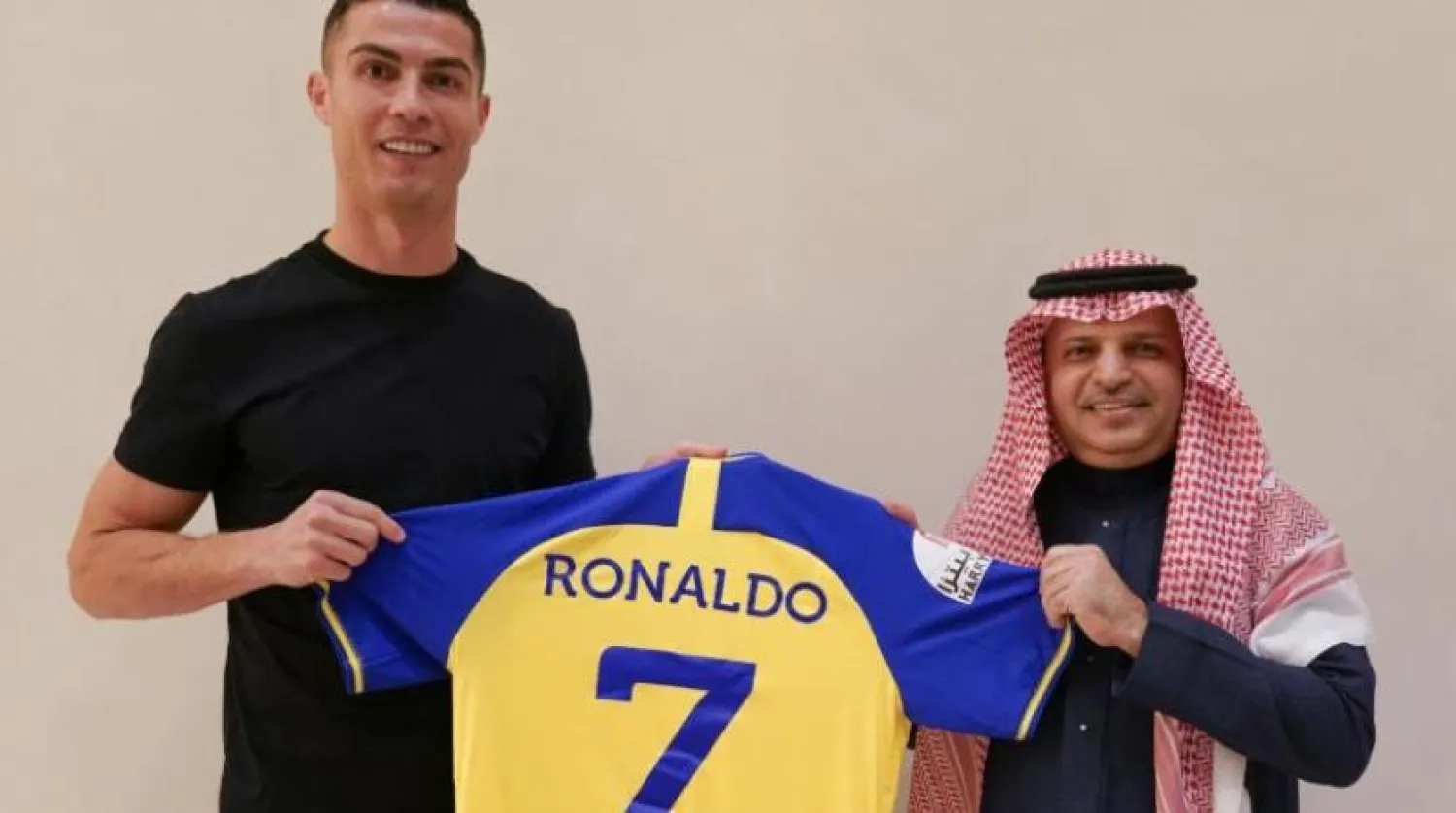 Al-Nasr Kulübü Başkanı Musli Al Muammer, Portekizli yıldız Cristiano Ronaldo ile birlikte (kulübün medya merkezi) 
