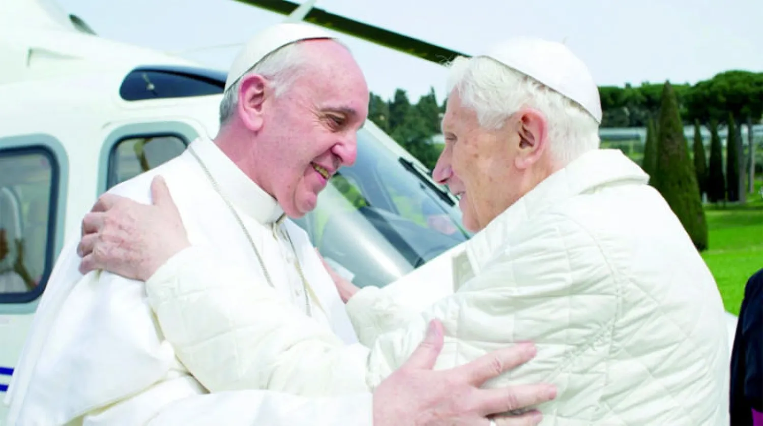 البابا فرنسيس والبابا الراحل بنديكت السادس عشر بصورة ترجع إلى 23 مارس 2013 (رويترز)