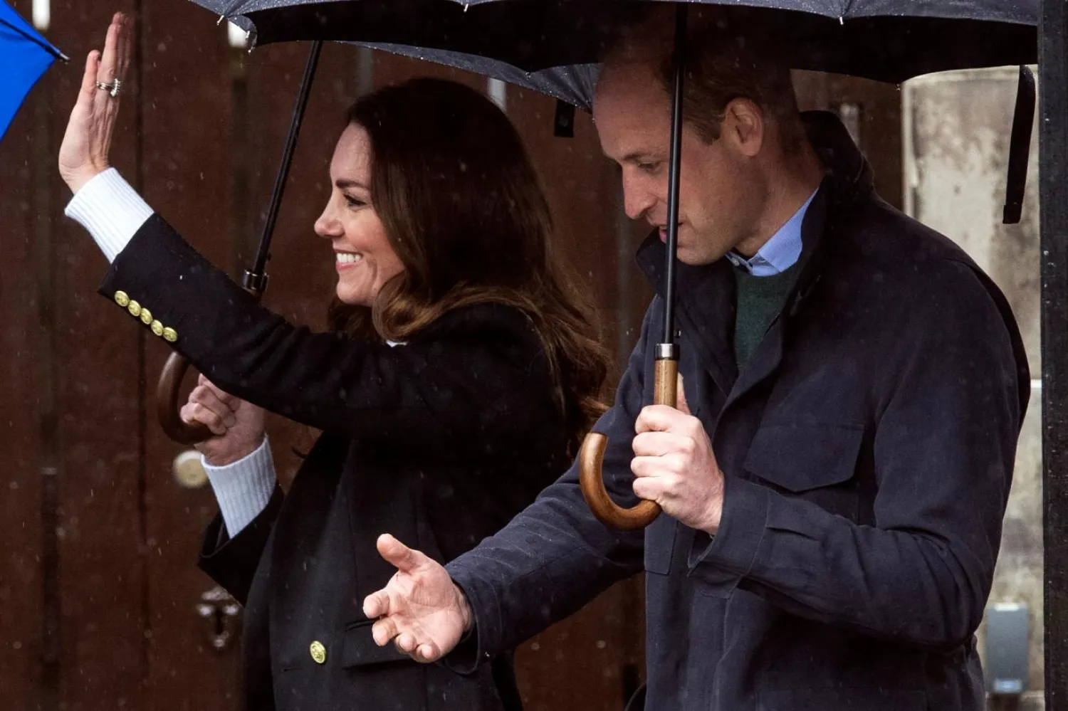 Prens William ve Catherine, 26 Mayıs 2021'de St Andrews Üniversitesi'ne yaptıkları ziyaret sırasında öğrencilerle buluşmuştu (Reuters)