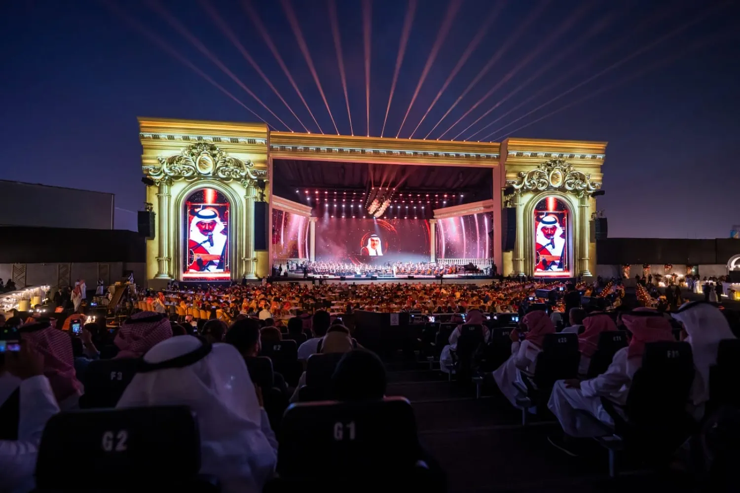 اكتسى المسرح حلة كلاسيكية تحاكي فترة الستينات التي برز نجم الموجي فيها (بنش مارك)