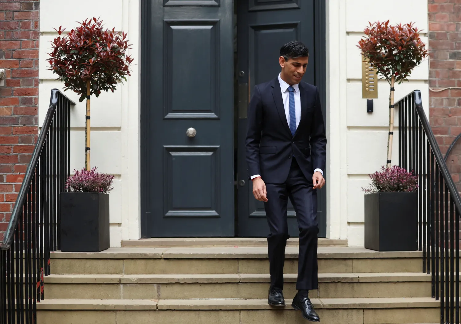 سوناك يغادر مقر حملته في لندن في 5 مايو (رويترز)