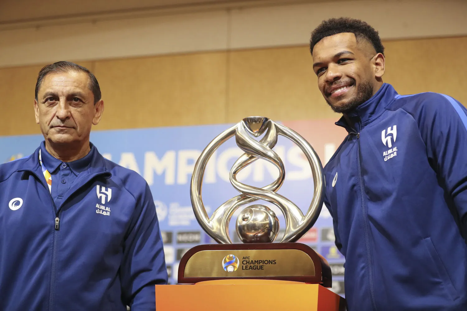 دياز والبليهي قبل انطلاق المؤتمر الصحافي أمس (تصوير: علي الظاهري)