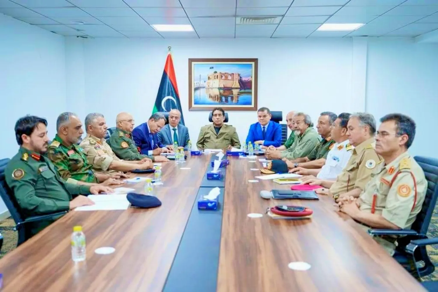 المنفي خلال ترؤسه اجتماعاً لمتابعة الأوضاع بمدينة الزاوية (رئاسة الأركان بغرب ليبيا)
