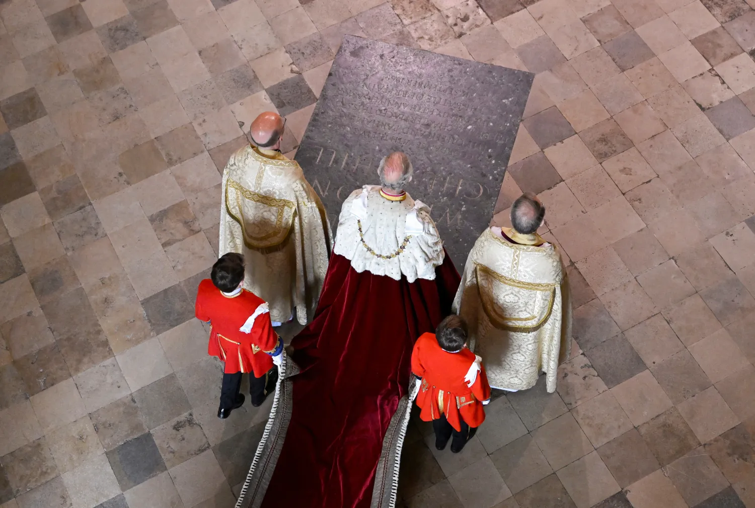 الملك تشارلز في كنيسة وستمنستر خلال مراسم تتويجه (رويترز)