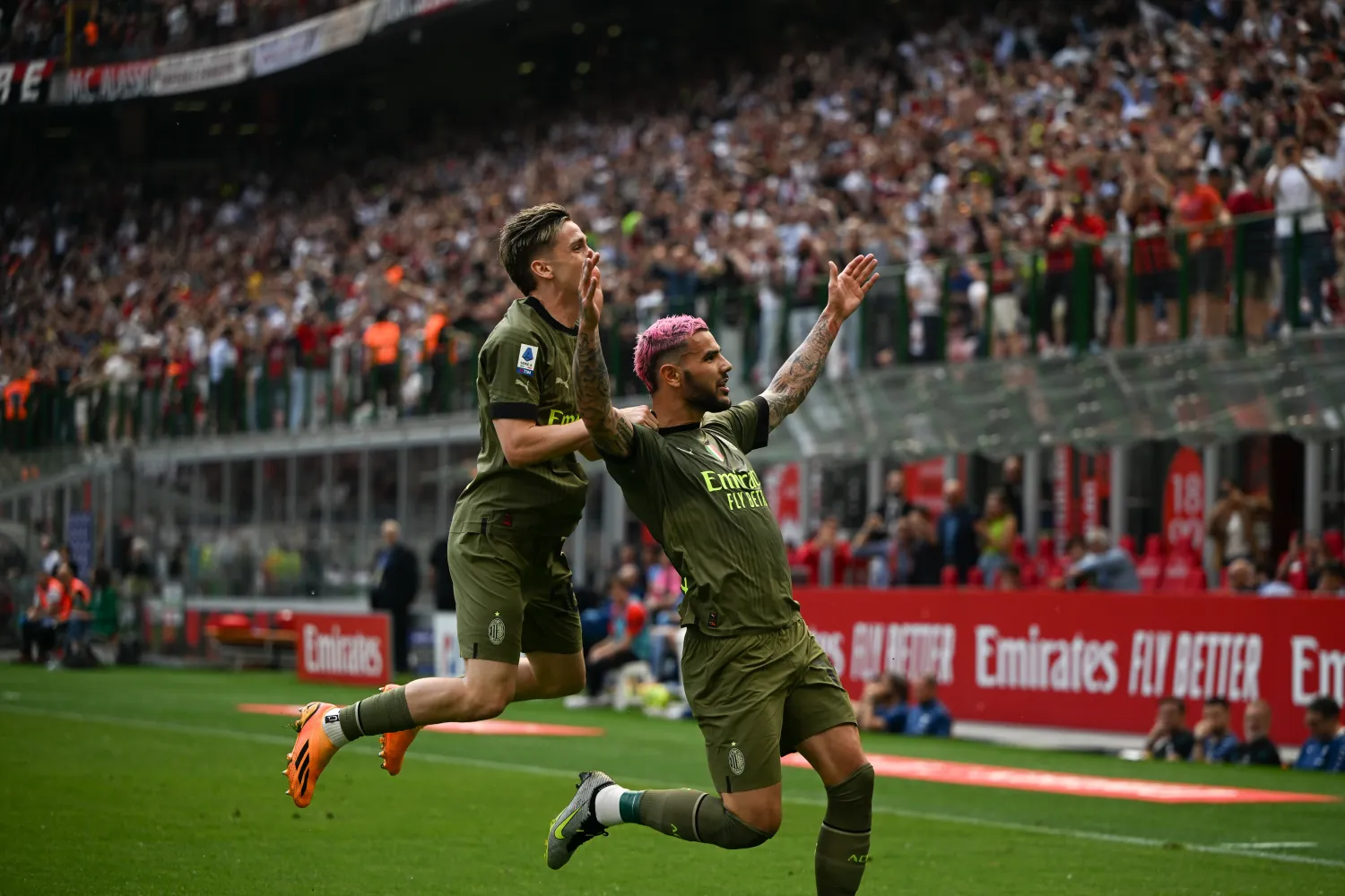 فرحة لاعبي ميلان بالفوز على لاتسيو(د.ب.أ)