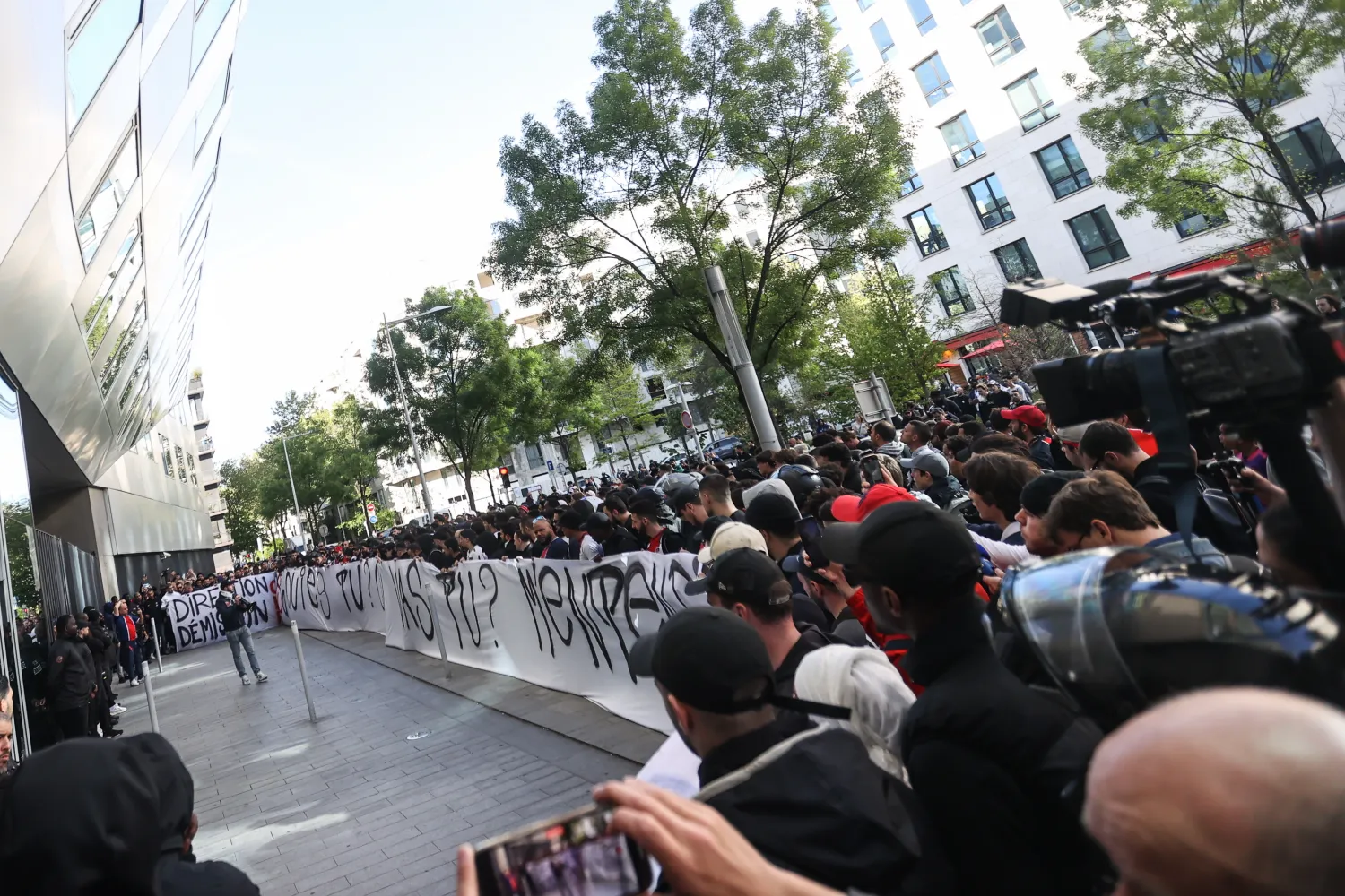 جماهير  سان جيرمان تحتج  على "حجم" العقوبة التأديبية التي قررها النادي ضد ميسي (إ.ب.أ)