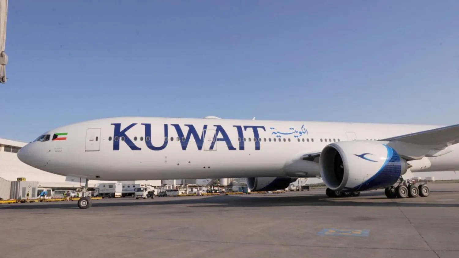 طائرة تابعة لـ«الخطوط الكويتية» في مطار الكويت الدولي (رويترز)