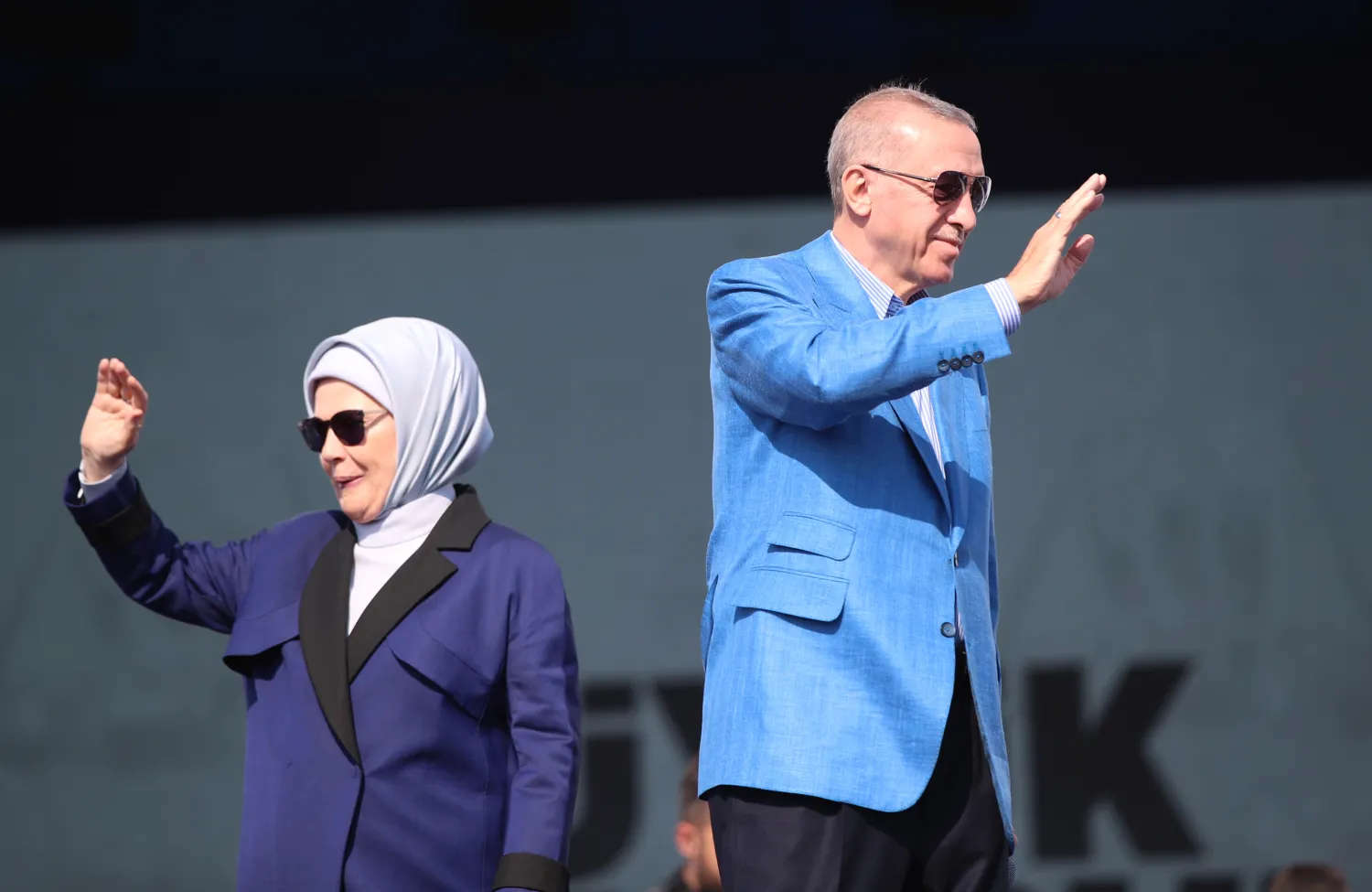 إردوغان وزوجته خلال تجمع انتخابي بإسطنبول في 7 مايو (إ.ب.أ)