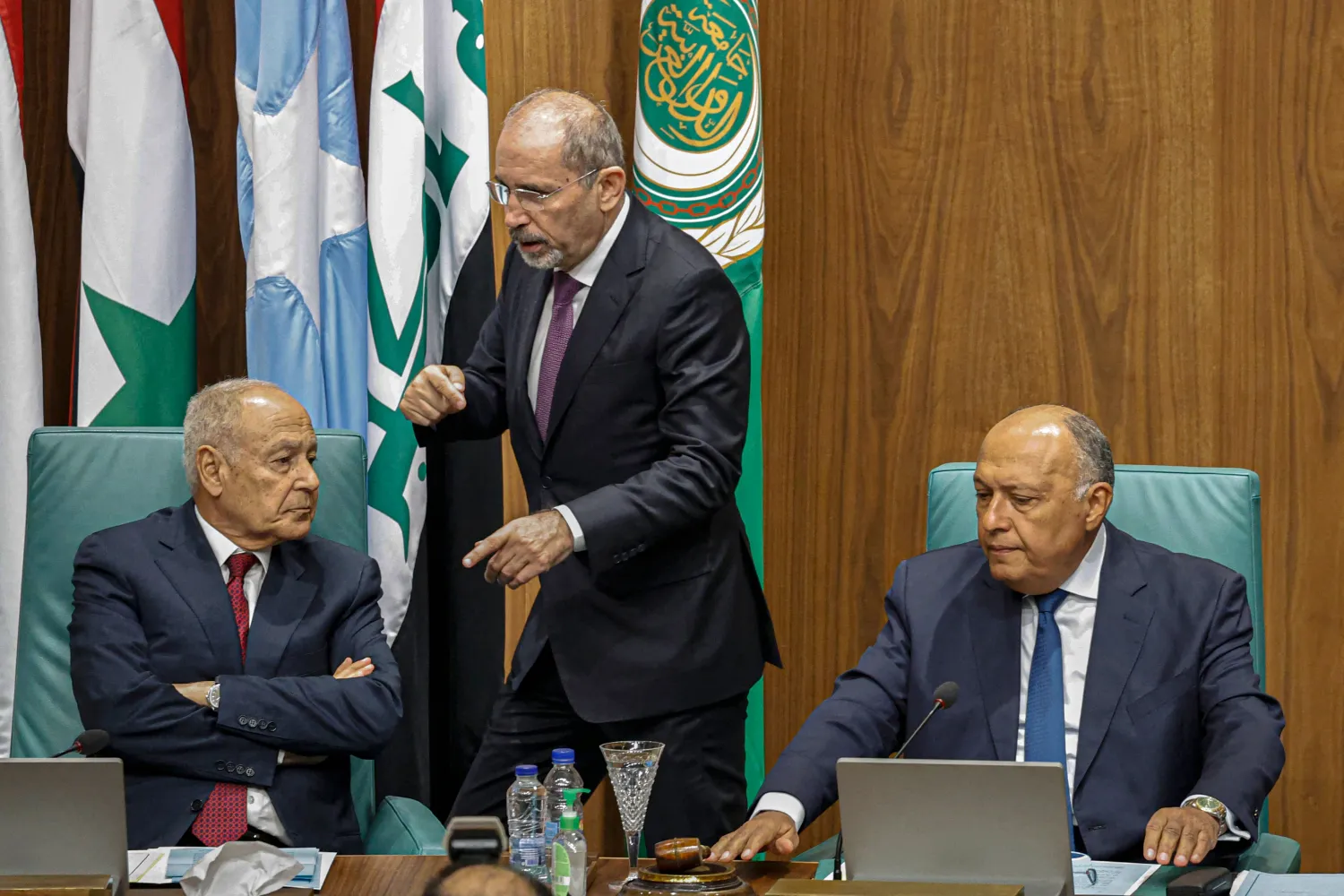 Jordan's Foreign Minister Ayman Safadi (C) speaks with Arab League Secretary-General Ahmed Aboul Gheit (L) and Egypt's Foreign Minister Sameh Shoukry during an emergency meeting of Arab League foreign ministers in Cairo on May 7, 2023. (Photo by Khaled DESOUKI / AFP)