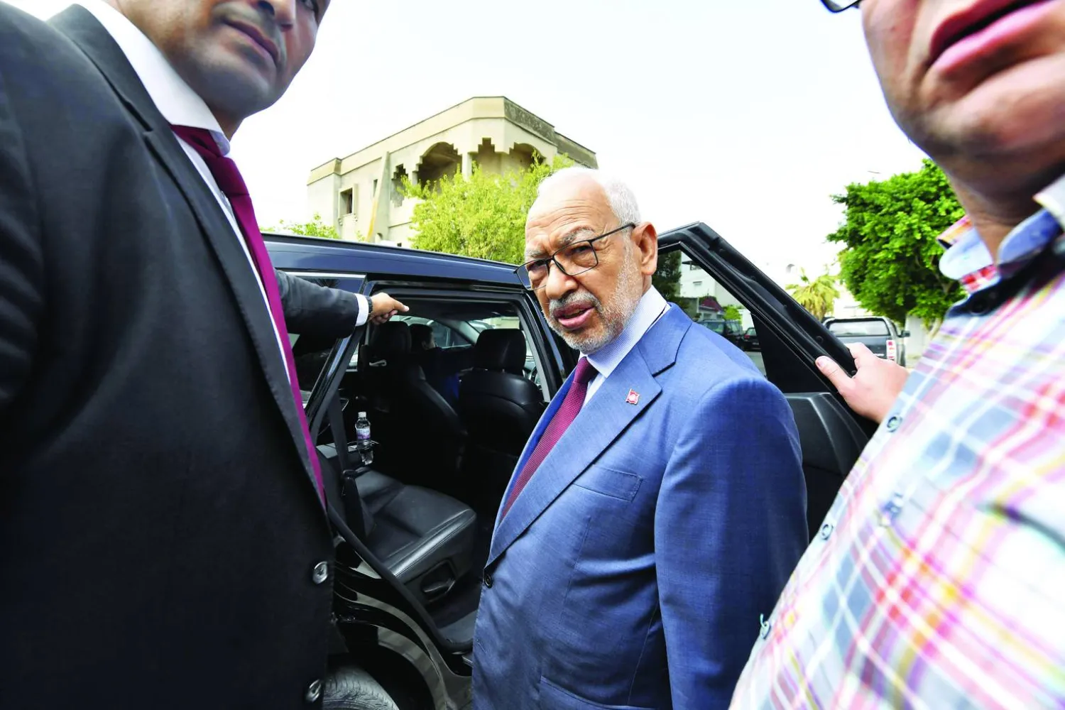 الغنوشي توجّهه إلى مقر الأمن في سبتمبر 2022 لاستجوابه في ملف تسفير تونسيين إلى بؤر التوتر (أ.ف.ب)