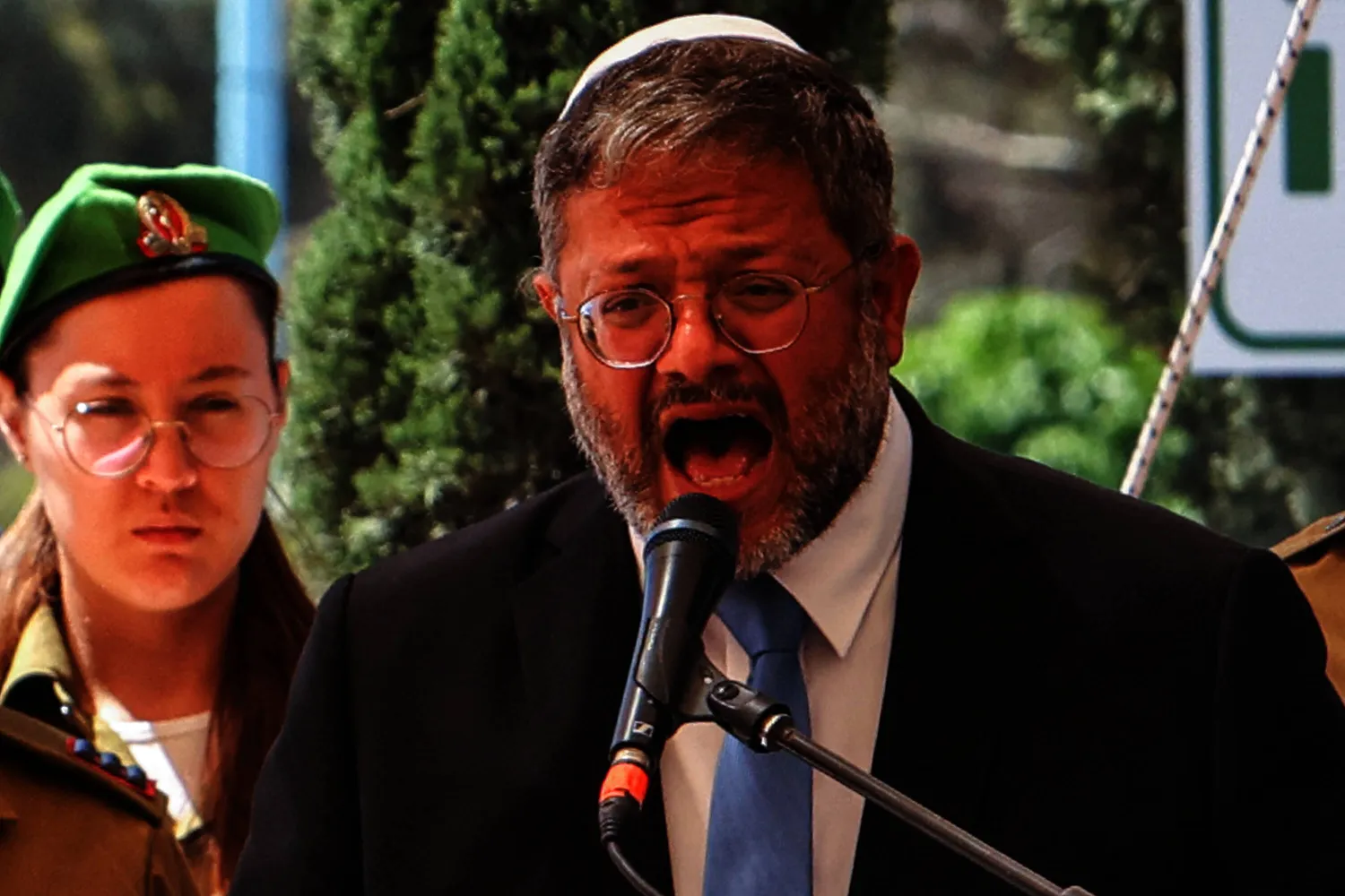 وزير الأمن القومي الإسرائيلي اليميني المتطرف إيتمار بن غفير يتحدث مؤخراً في المقبرة العسكرية ببئر السبع (أ.ف.ب)