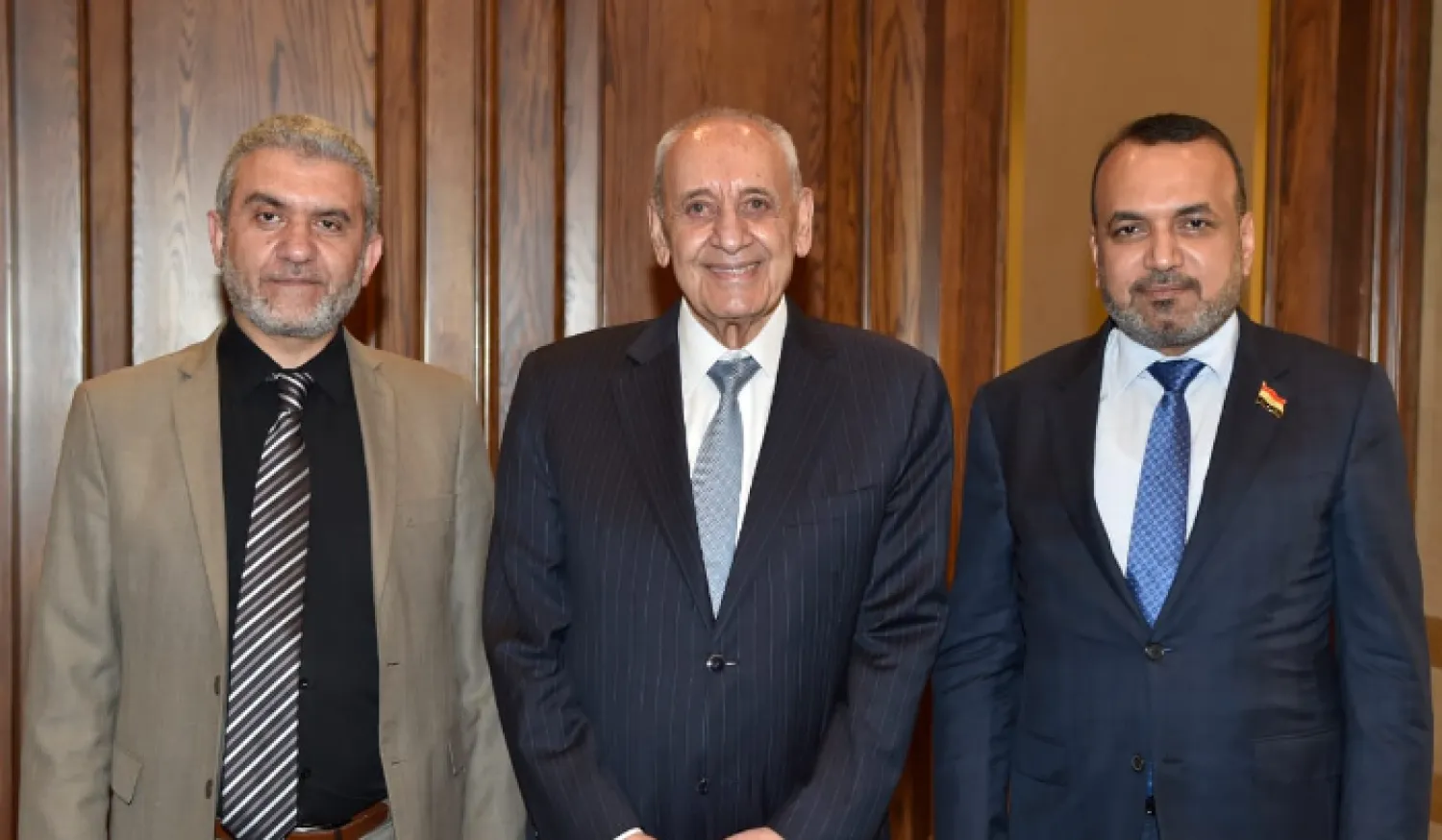 بري متوسطاً وزيري العمل العراقي واللبناني مصطفى بيرم (الوكالة الوطنية)