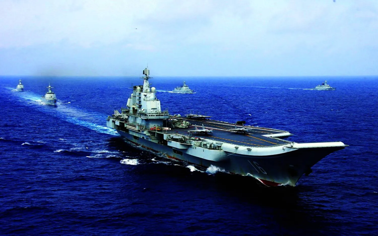حاملة الطائرات الصينية «لباونينغ» خلال مناورات في الأطلسي (رويترز)