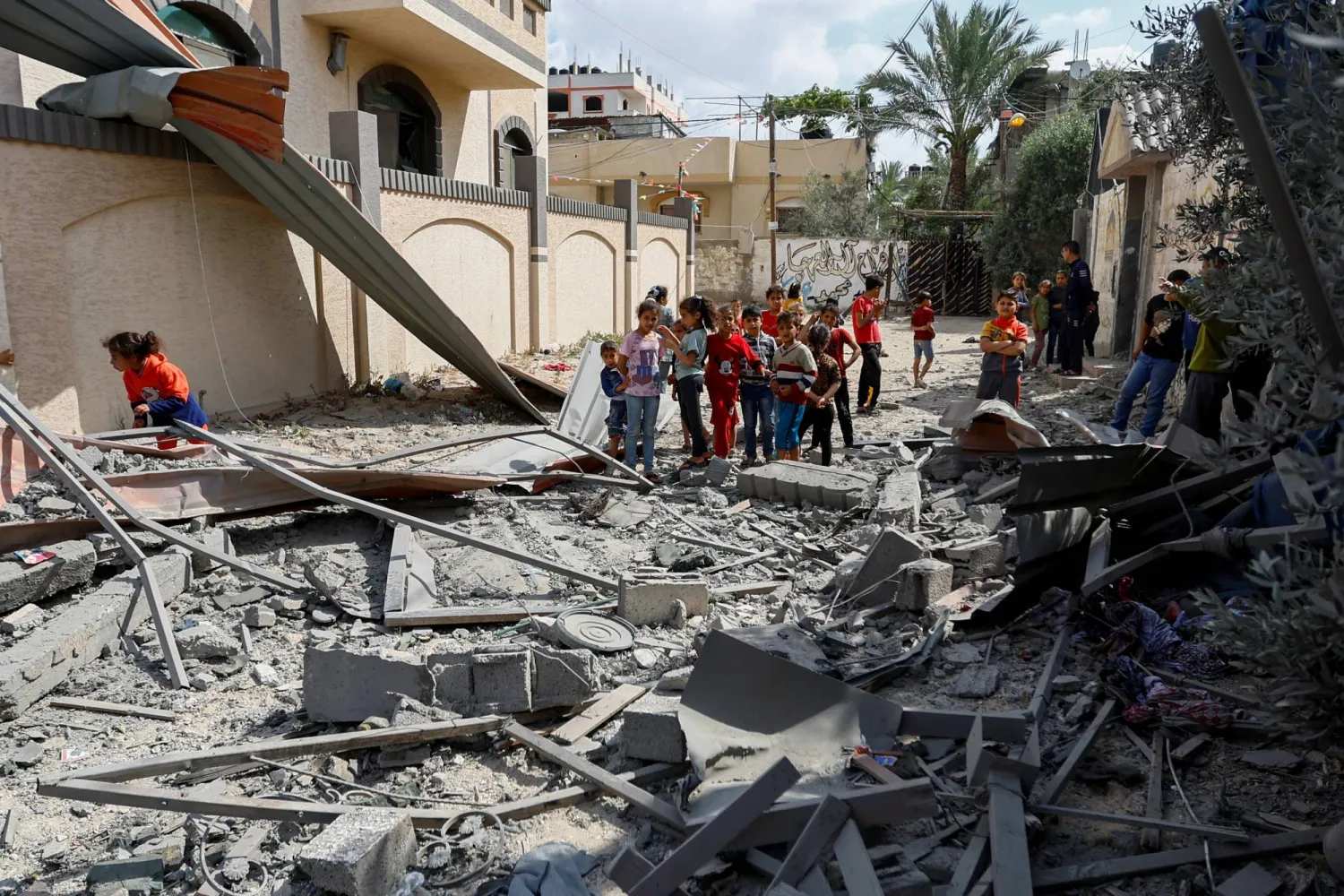 جانب من الدمار جراء الغارات الإسرائيلية على غزة اليوم (رويترز)