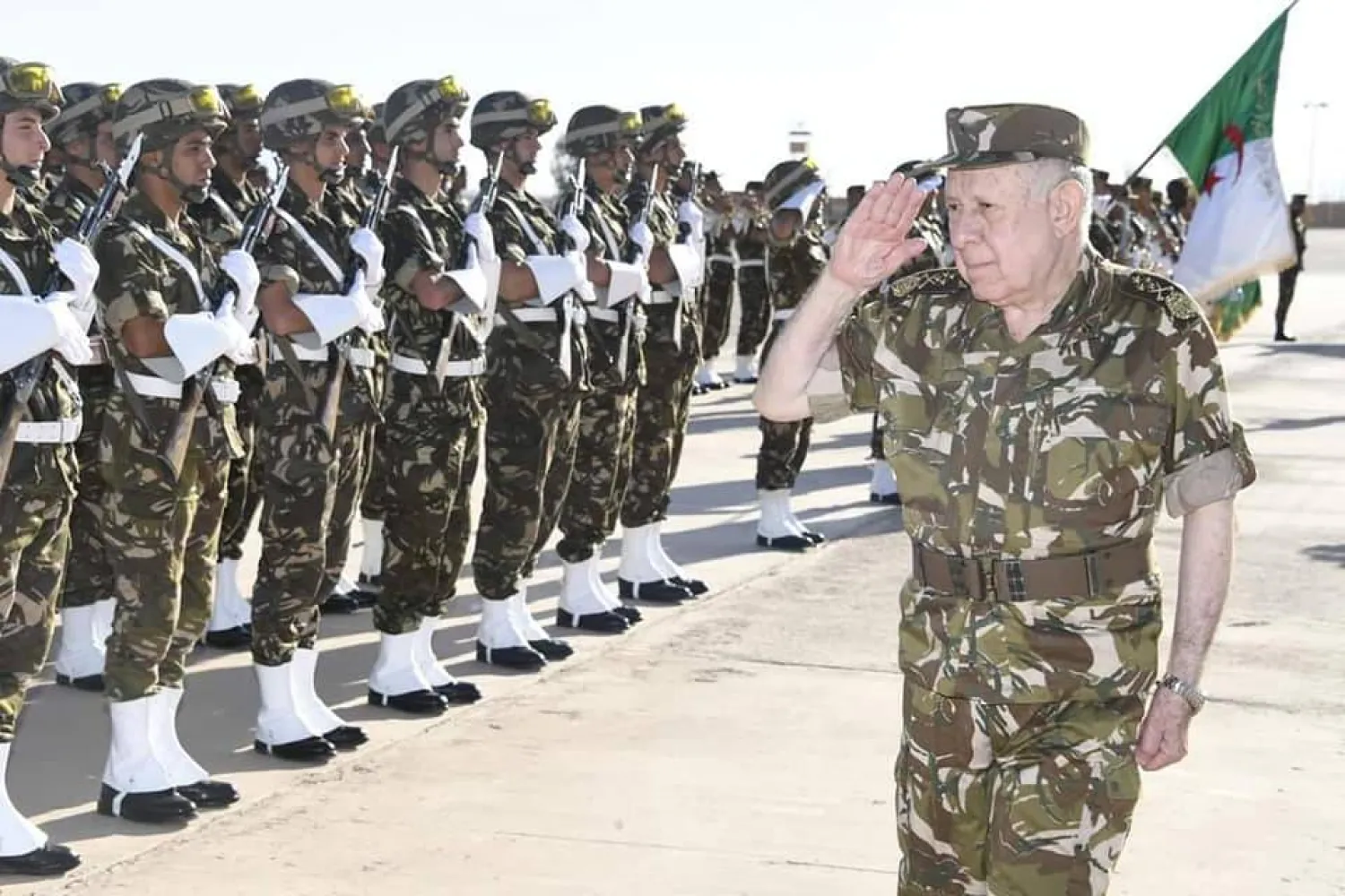 قائد الجيش الجزائري خلال زيارة منشأة عسكرية (الاثنين) في العاصمة (وزارة الدفاع)