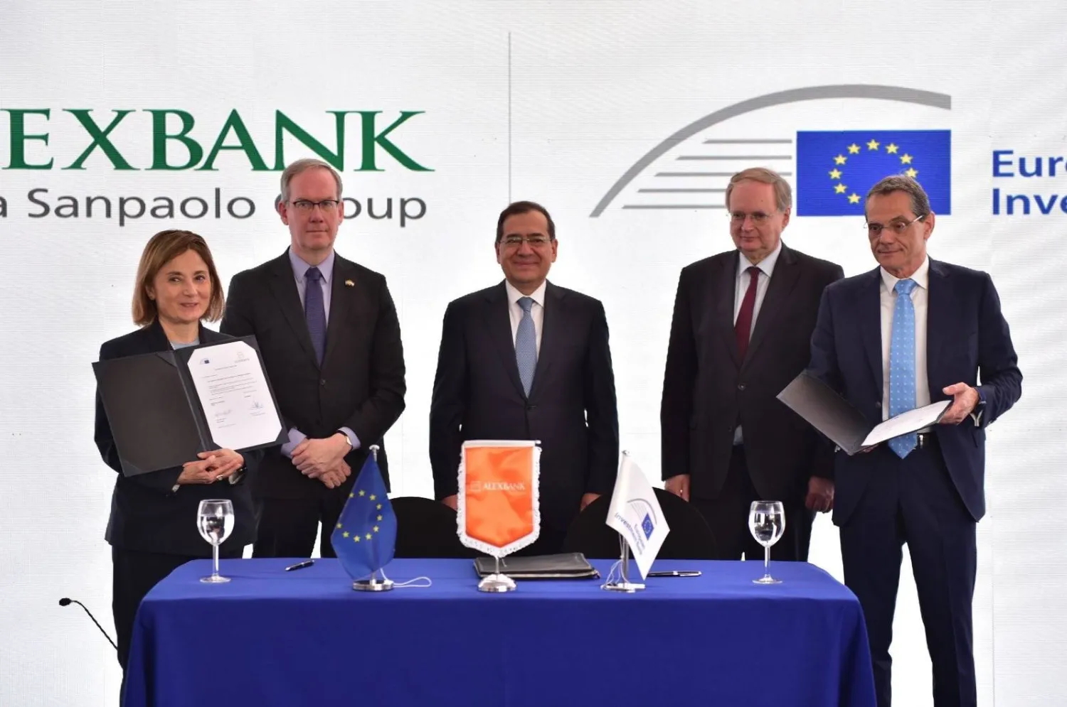 وزير البترول المصري يتوسط سفير السويد في القاهرة ووفد من الاتحاد الأوروبي خلال فعالية استضافتها سفارة السويد أمس عن ربط الطاقة بين مصر وأوروبا (الشرق الأوسط)