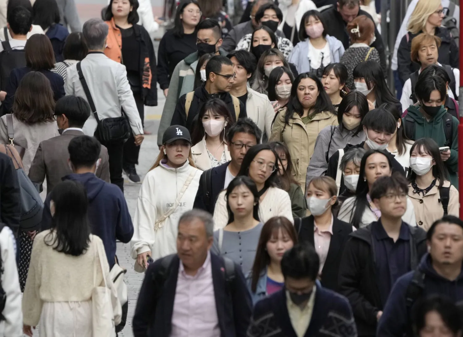 أدى ارتداء الأقنعة إلى جعل البعض في اليابان يسعون للحصول على مساعدة احترافية لإعادة تعلم كيفية الابتسام (أ.ف.ب)