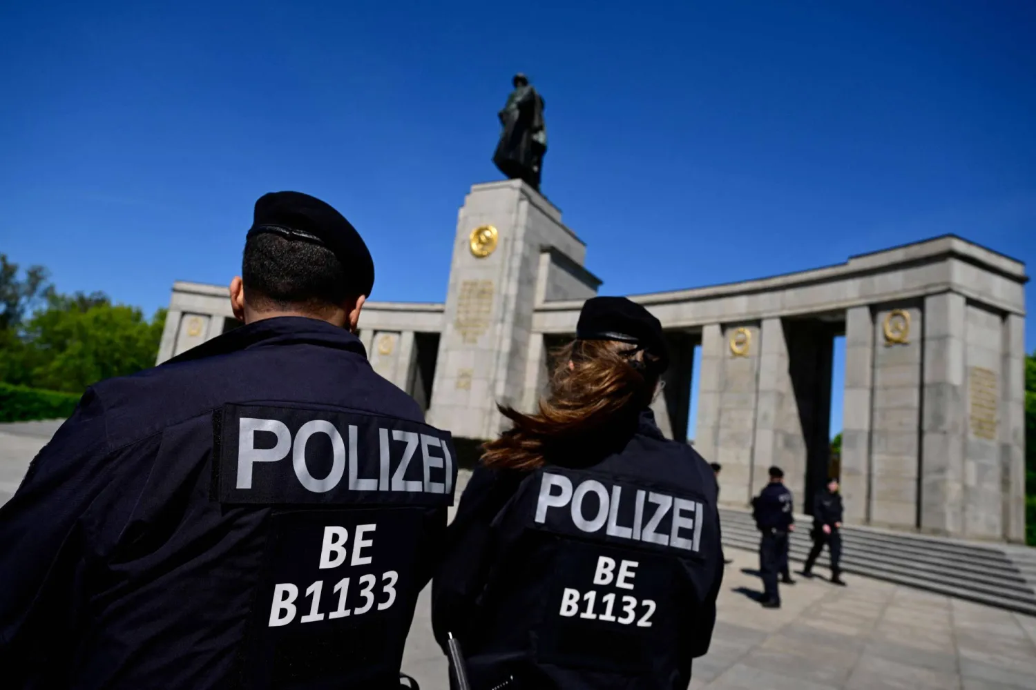 عنصران من الشرطة الألمانية يحرسان أحد المواقع في برلين (أ.ف.ب)