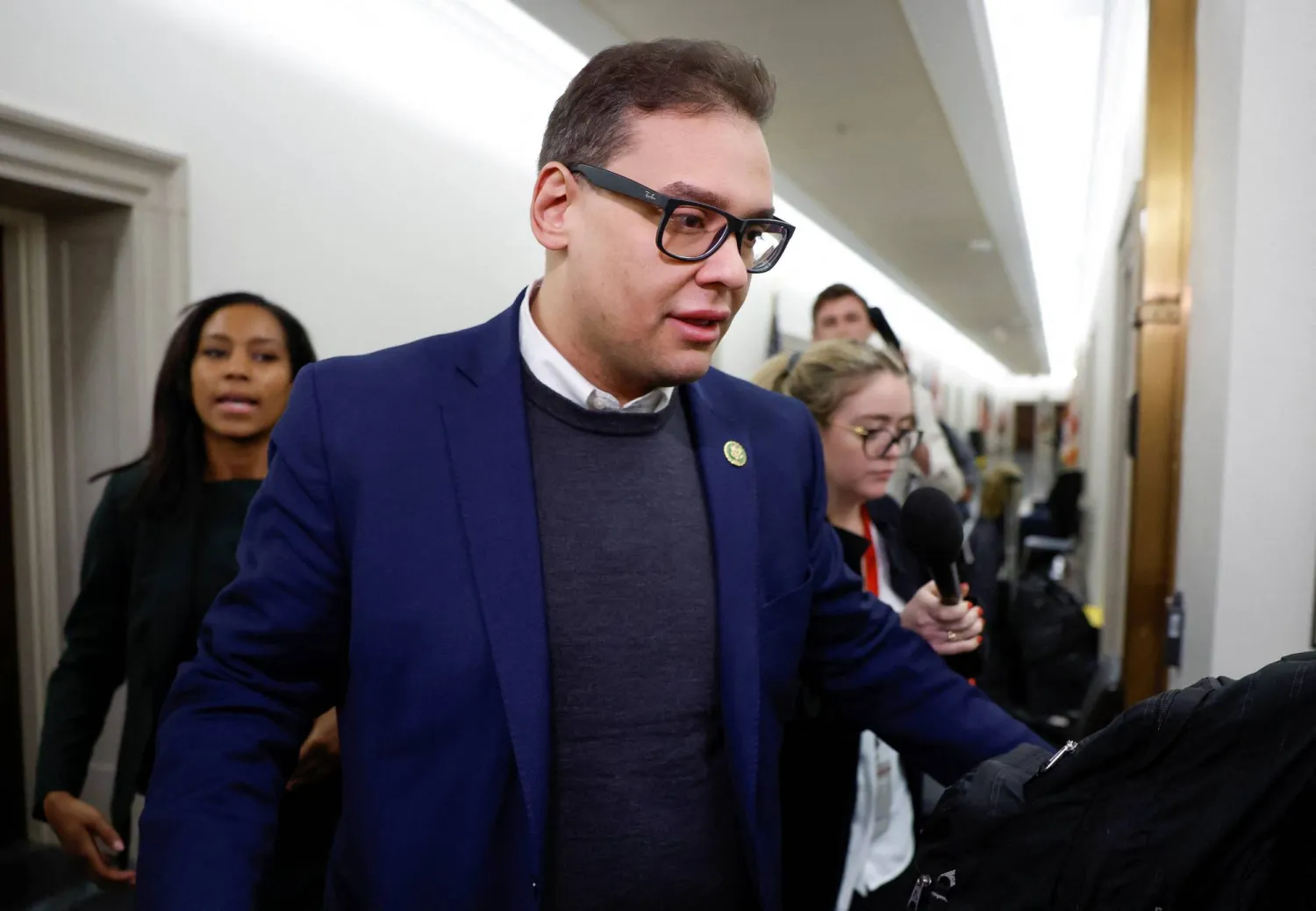 النائب الجمهوري الجديد عن ولاية نيويورك جورج سانتوس مغادراً مكتبه في الكابيتول بواشنطن في 31 يناير 2023 (رويترز)