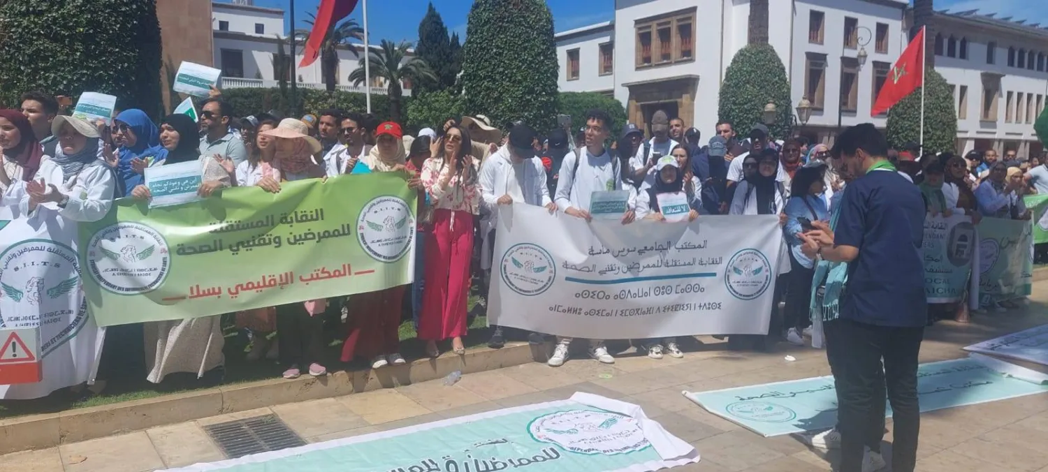 جانب من احتجاجات الممرضين أمام مقر البرلمان (الشرق الأوسط)