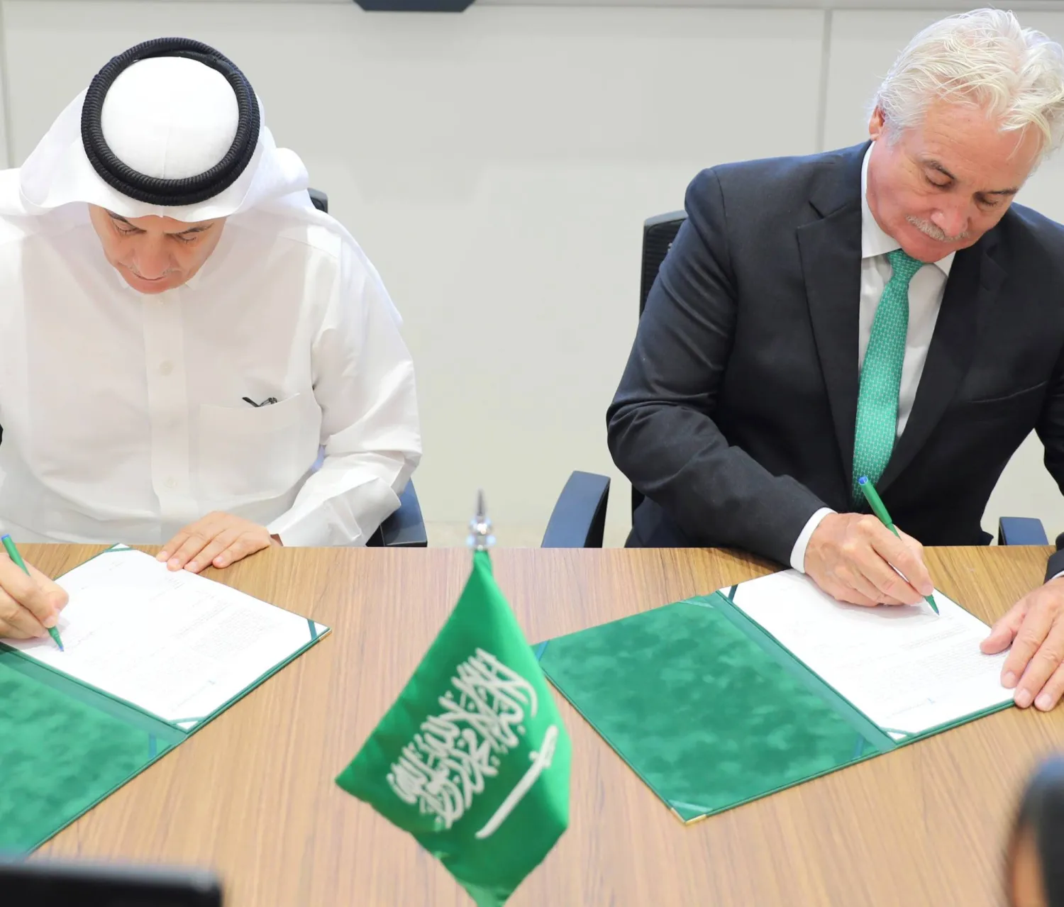 الوزير الفضلي وباتريك سويني يوقّعان الاتفاقية (المركز الوطني للأرصاد)