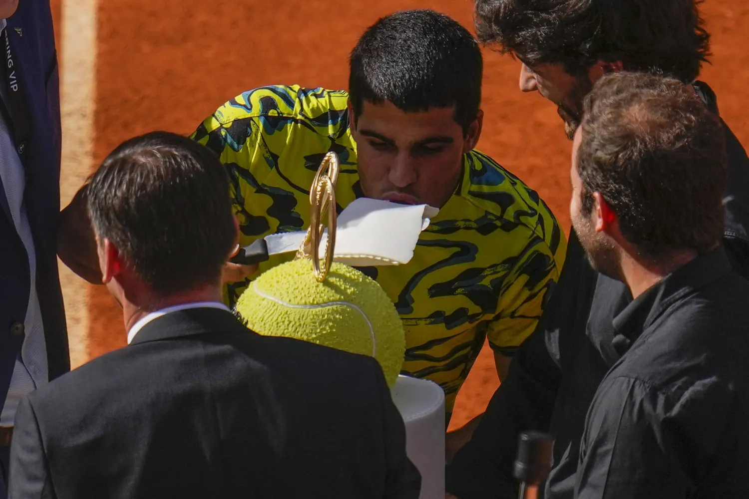 ألكاراس يتناول قطعة من الكعكة في عيد ميلاده العشرين بعد فوزه على كوريك (أ.ب)