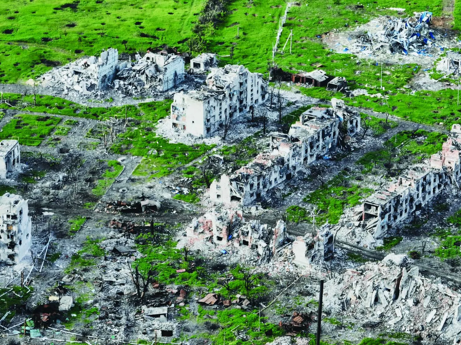  منظر جوي التُقط أمس لمبانٍ سكنية سُوّيت بالأرض جراء المعارك والقصف في مدينة مارينكا شرق دونيتسك (أ.ب)