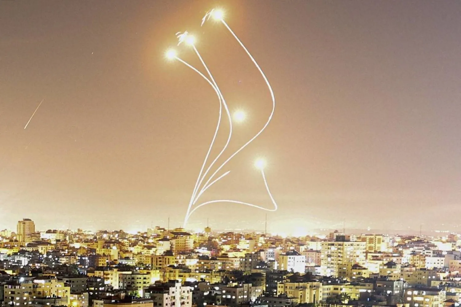 İsrail'in Demir Kubbe hava savunma sistemi Gazze'den fırlatılan füzeleri önledi (AFP)