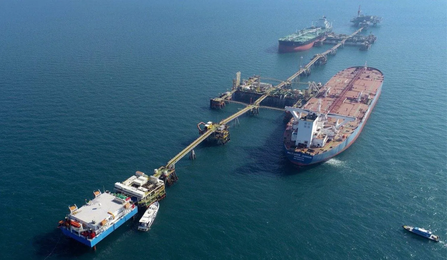 صورة من حساب وزارة النفط العراقية في «تويتر» لناقلات تصدير نفط