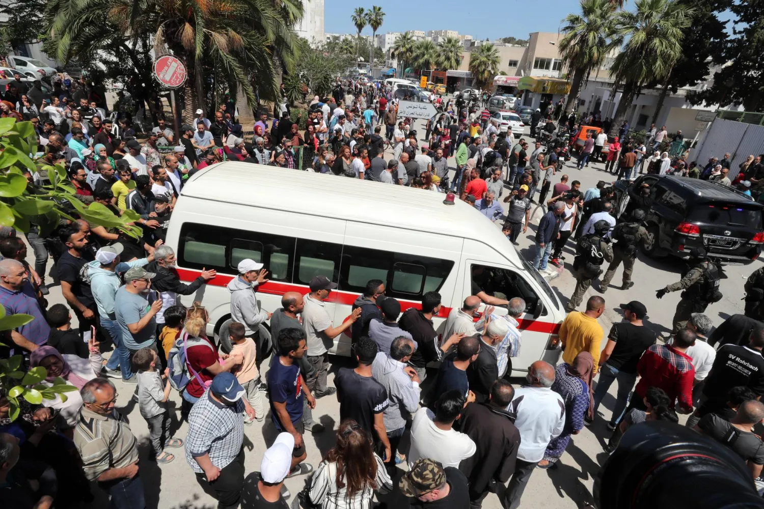 تونسيون يشيّعون جنازة رجل الأمن عبد المجيد عتيق الذي قُتل في الهجوم على كنيس جربة (إ.ب.أ)