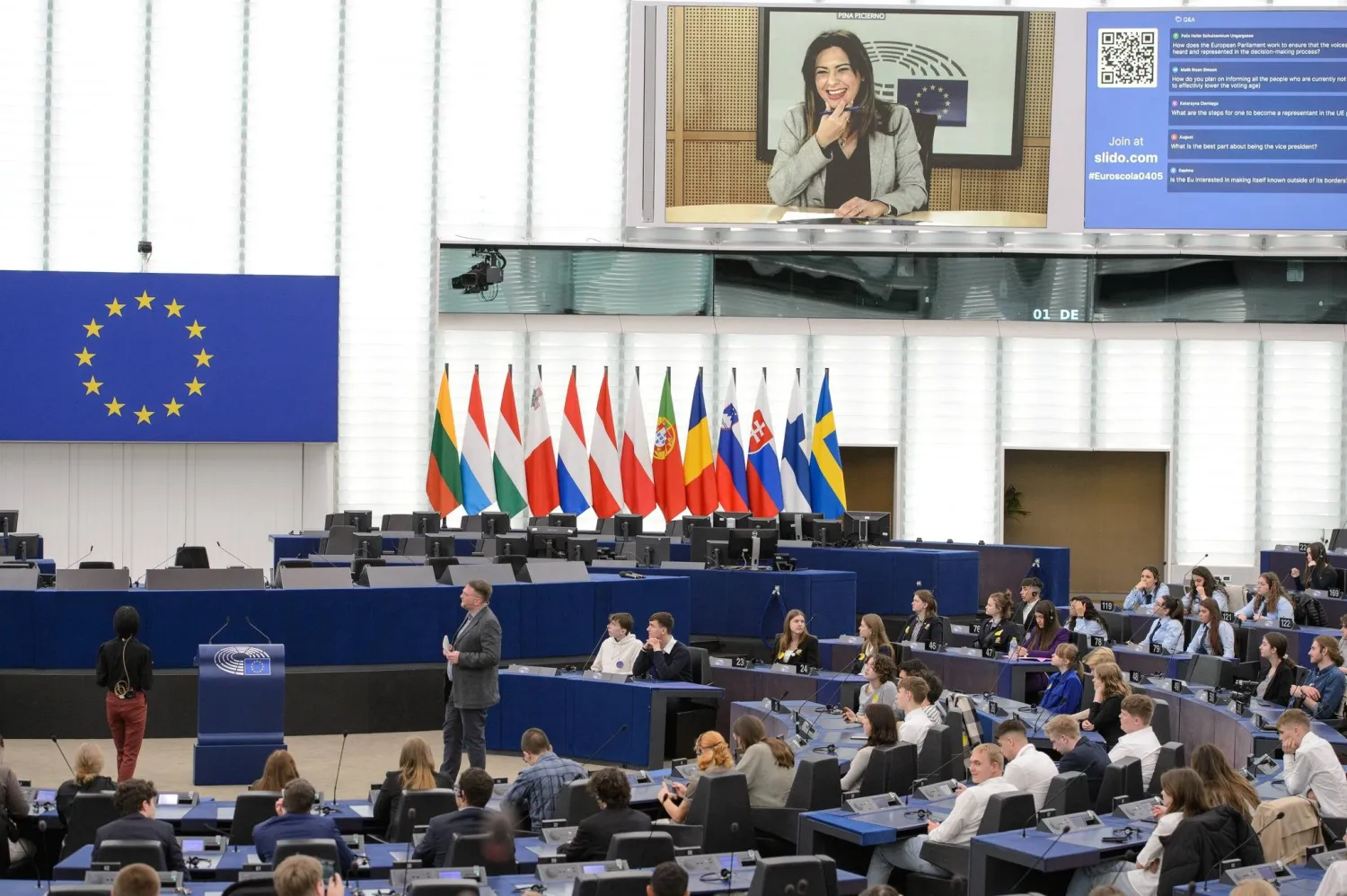 صوت البرلمان الأوروبي أمس بالأغلبية على لائحة دعا فيها إلى «الإفراج فوراً عن كل المعتقلين تعسفاً بالجزائر» (حساب البرلمان بالإعلام الاجتماعي)