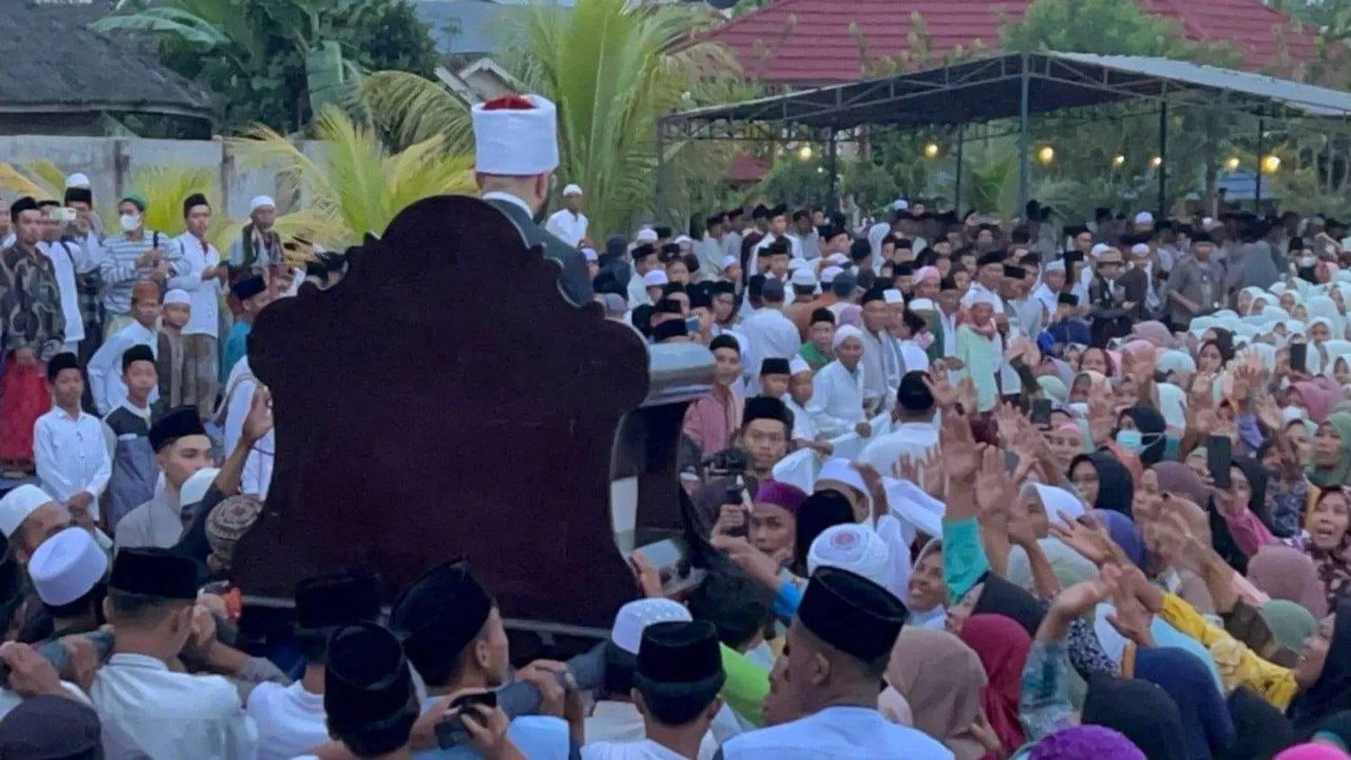 Dr. Usame el-Ezheri, Endonezya’da omuzlarda taşındı. (Kişisel Facebook hesabı)