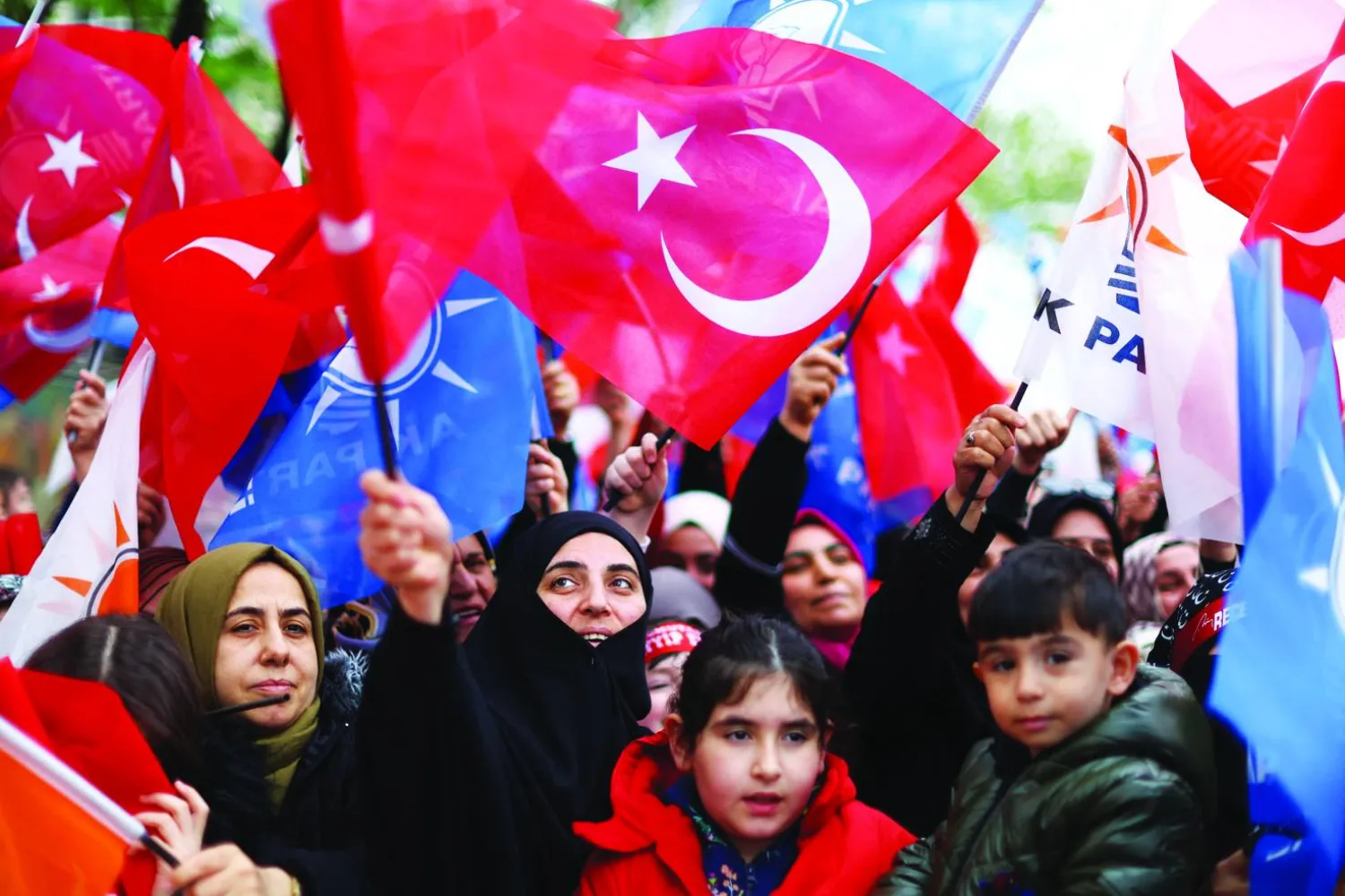 أنصار إردوغان يحملون أعلاماً وشعارات خلال تجمع بإسطنبول في 12 مايو (رويترز)