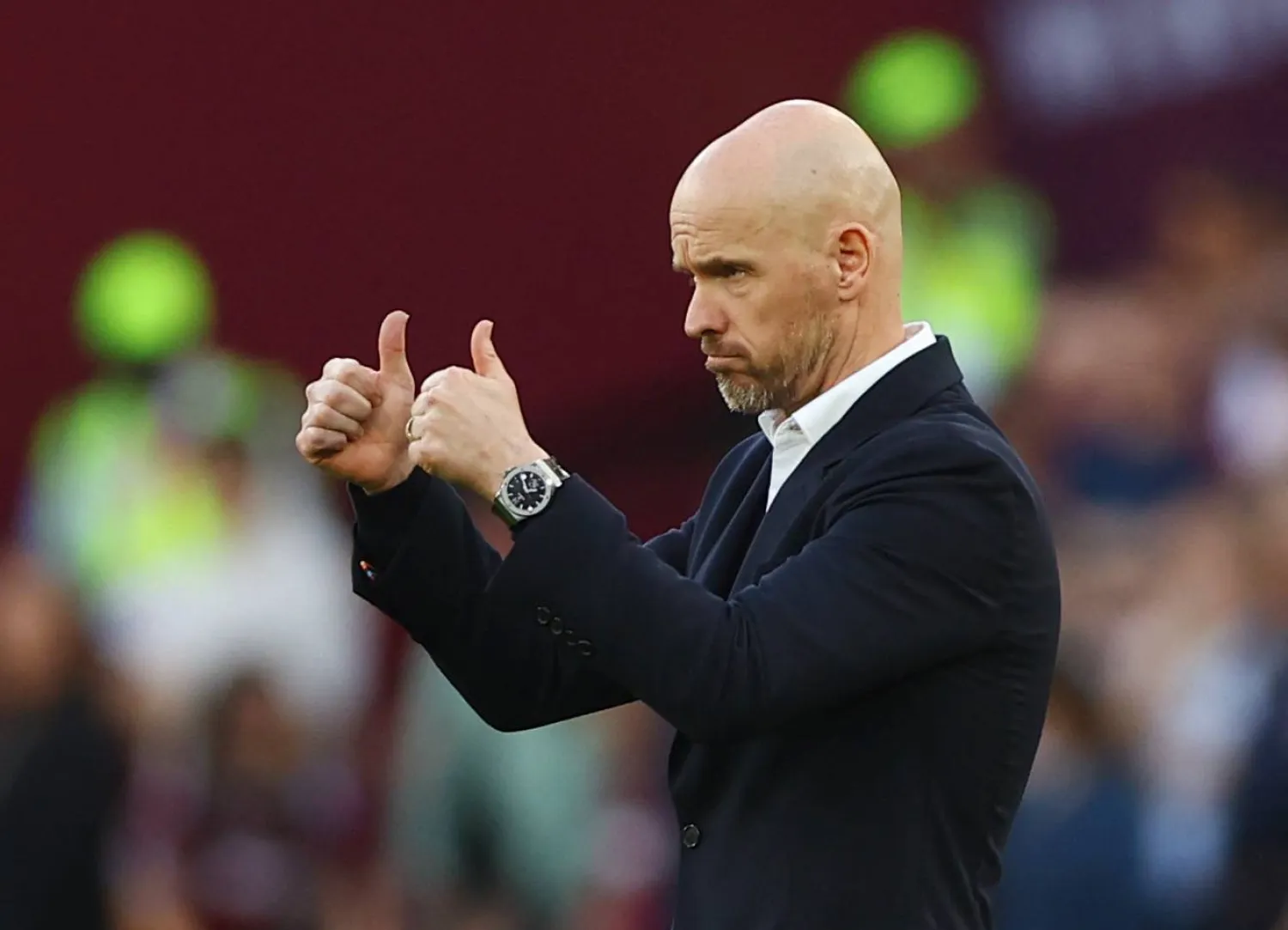 تن هاغ يوجه لاعبيه خلال مباراة ويستهام (رويترز)