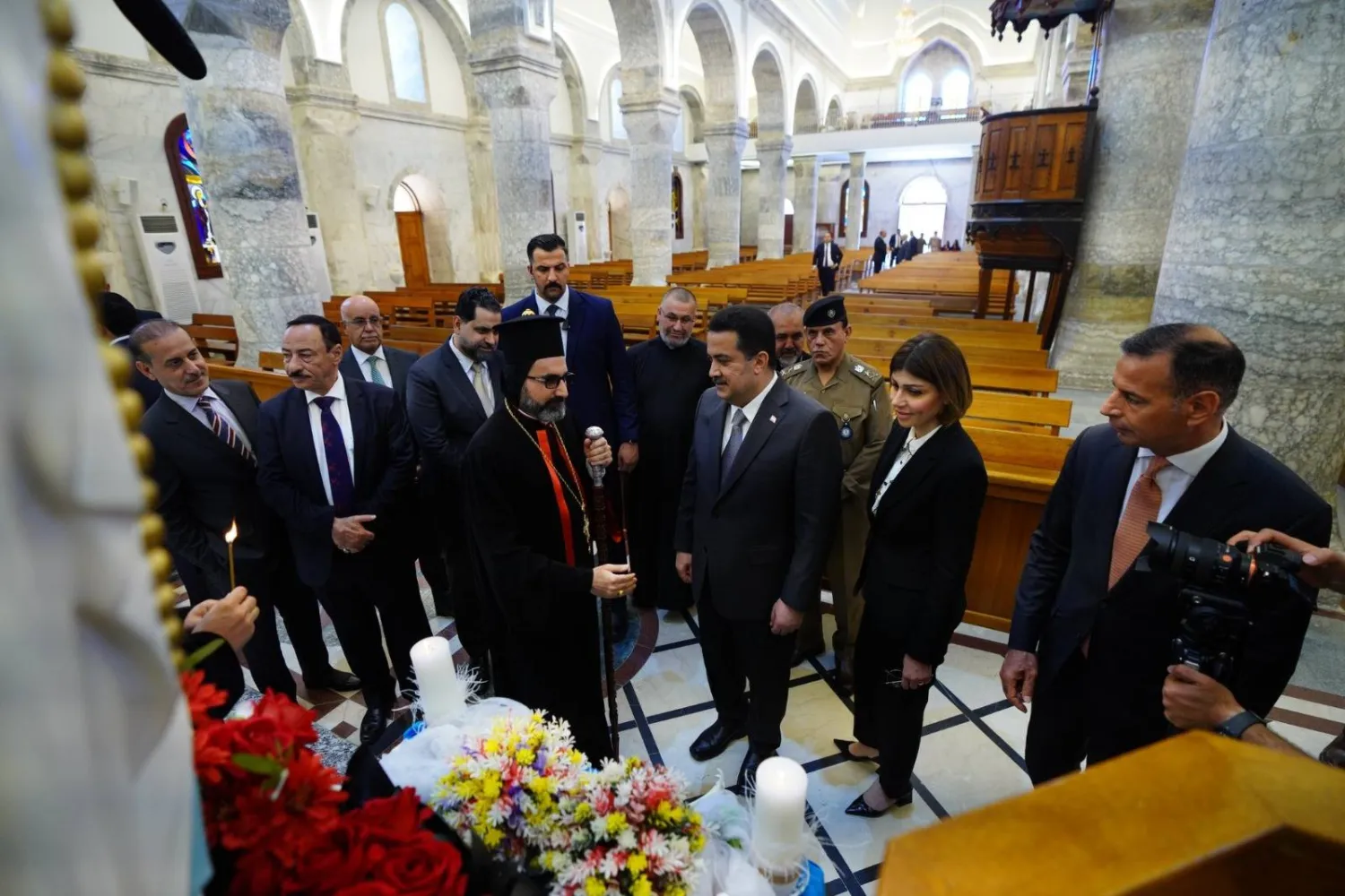 السوداني خلال زيارته كنيسة مارت شموني (المكتب الإعلامي لرئاسة الوزراء)