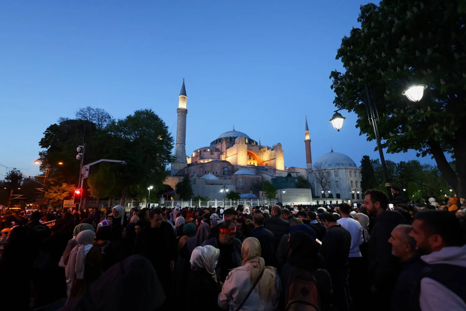 أتراك يتجمعون خارج مسجد آيا صوفيا الكبير عشية الانتخابات الرئاسية والبرلمانية في 14 مايو في إسطنبول تركيا 13 مايو (رويترز)