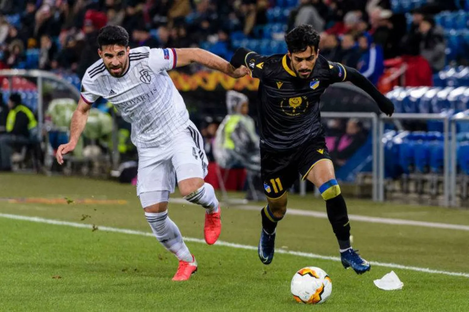 موسى التعمري في صراع على الكرة مع أحد المنافسين (غيتي)