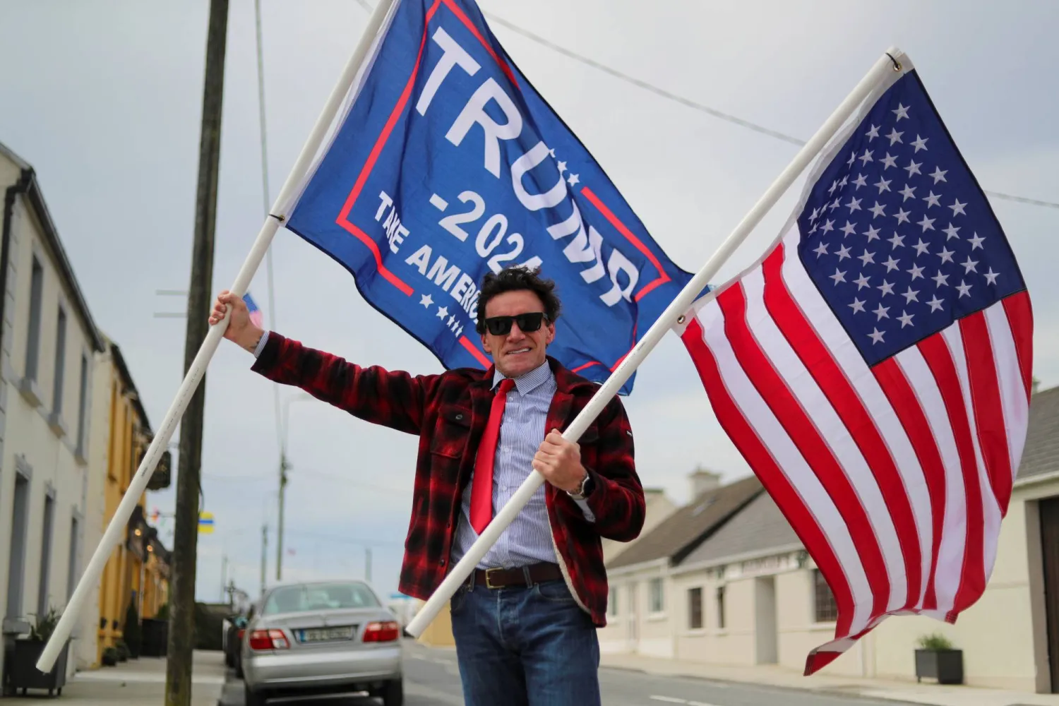 أحد أنصار ترمب يحتفي بزيارة الرئيس السابق إلى آيرلندا في 3 مايو (رويترز)